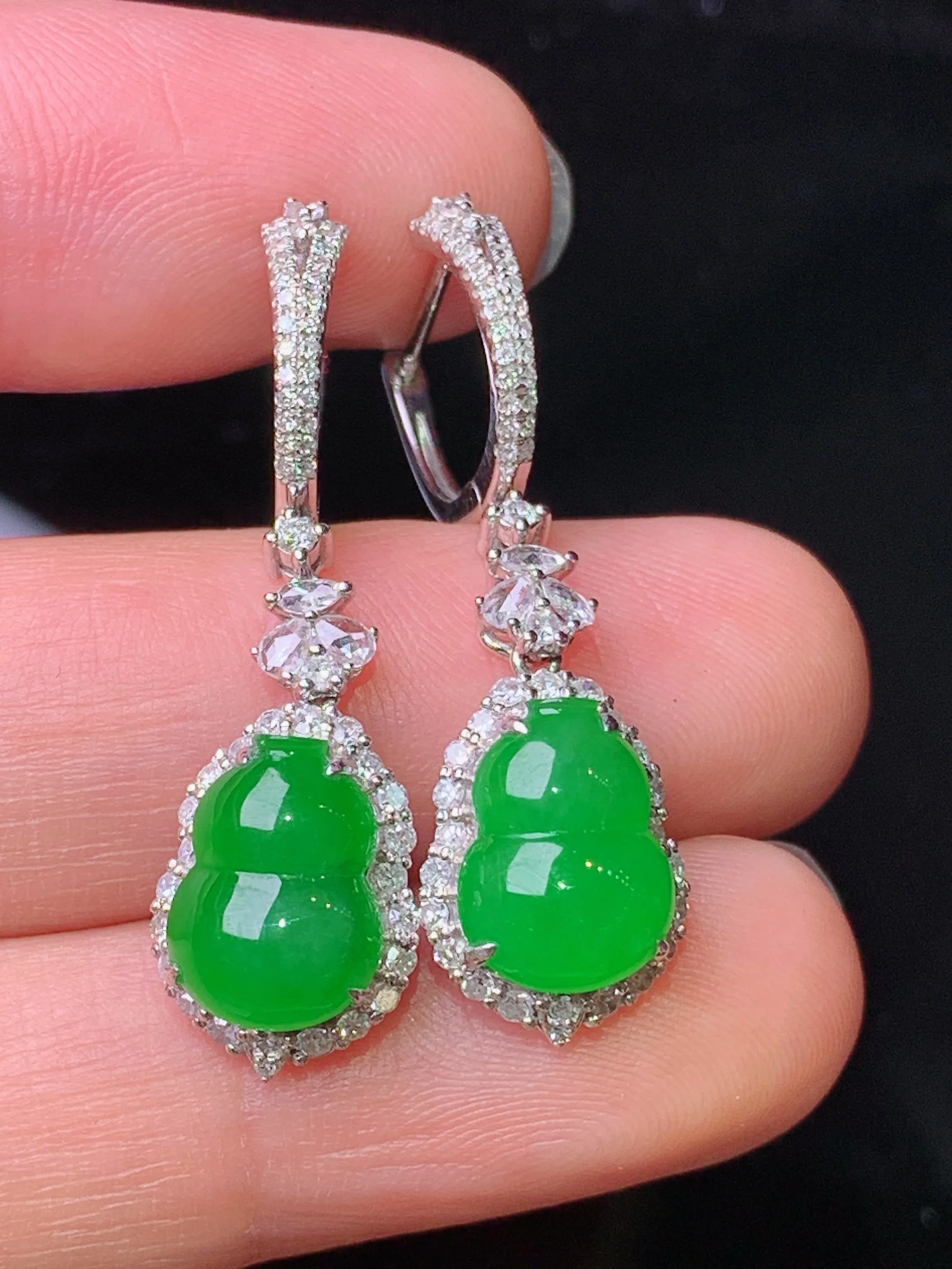 18k金钻镶嵌满绿葫芦耳坠 玉质细腻 水润亮眼 色泽艳丽 整体尺寸30.8*10*9