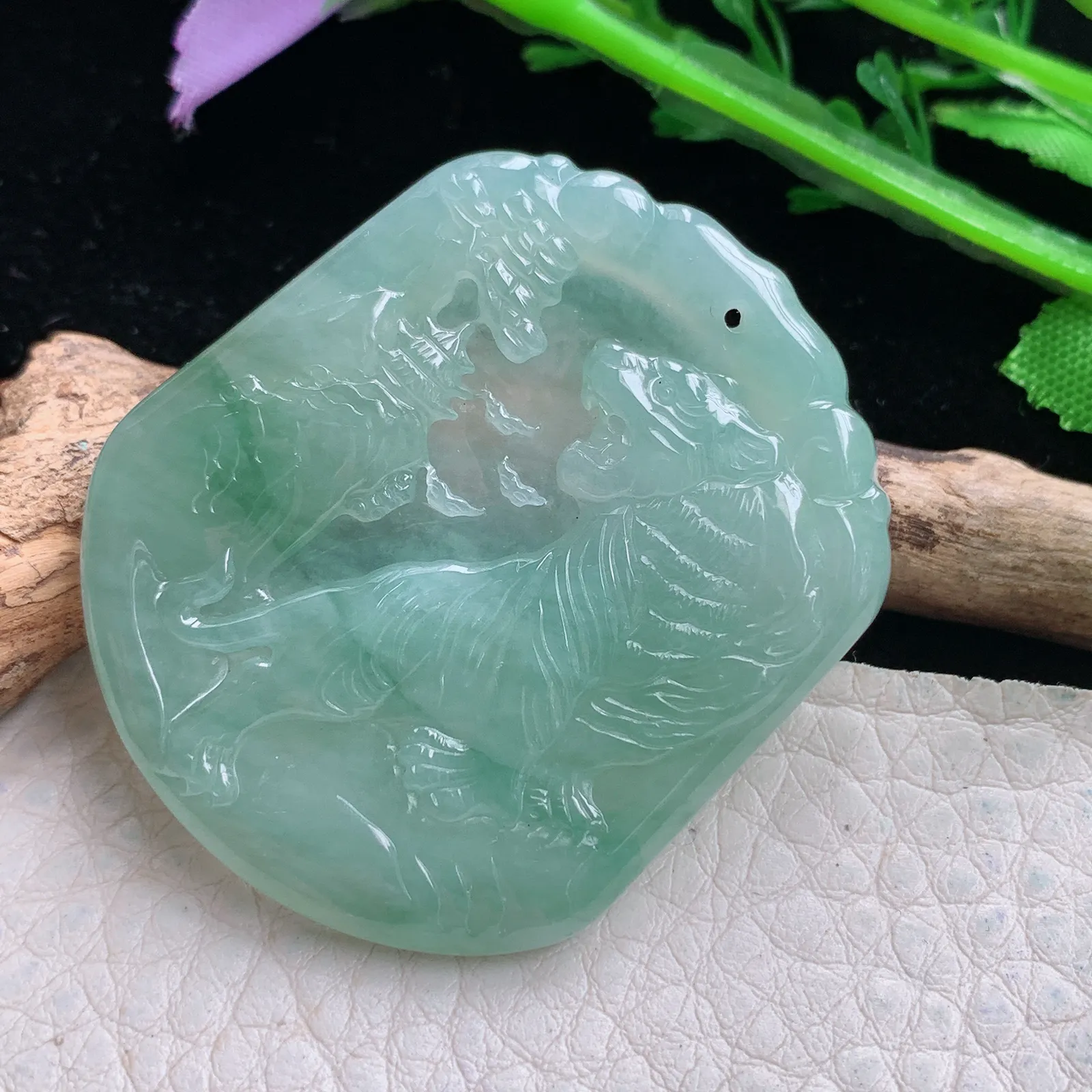 yn实拍43*36.3*4.5缅甸翡翠a货精雕飘花晴底上山虎 生肖虎玉吊坠 玉挂件