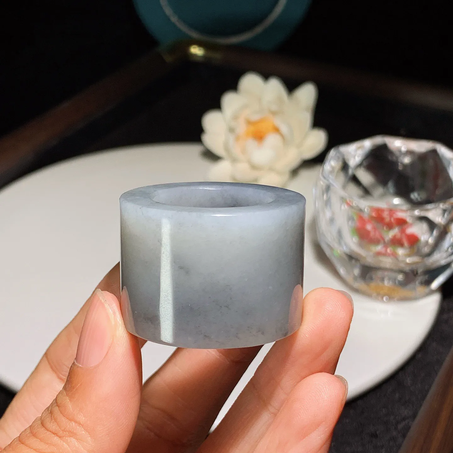 新疆和田玉籽料青花扳指。内径23尺寸25/7重42.5克。玉质细腻油润。手推出油。佩戴高端典雅。lt251209