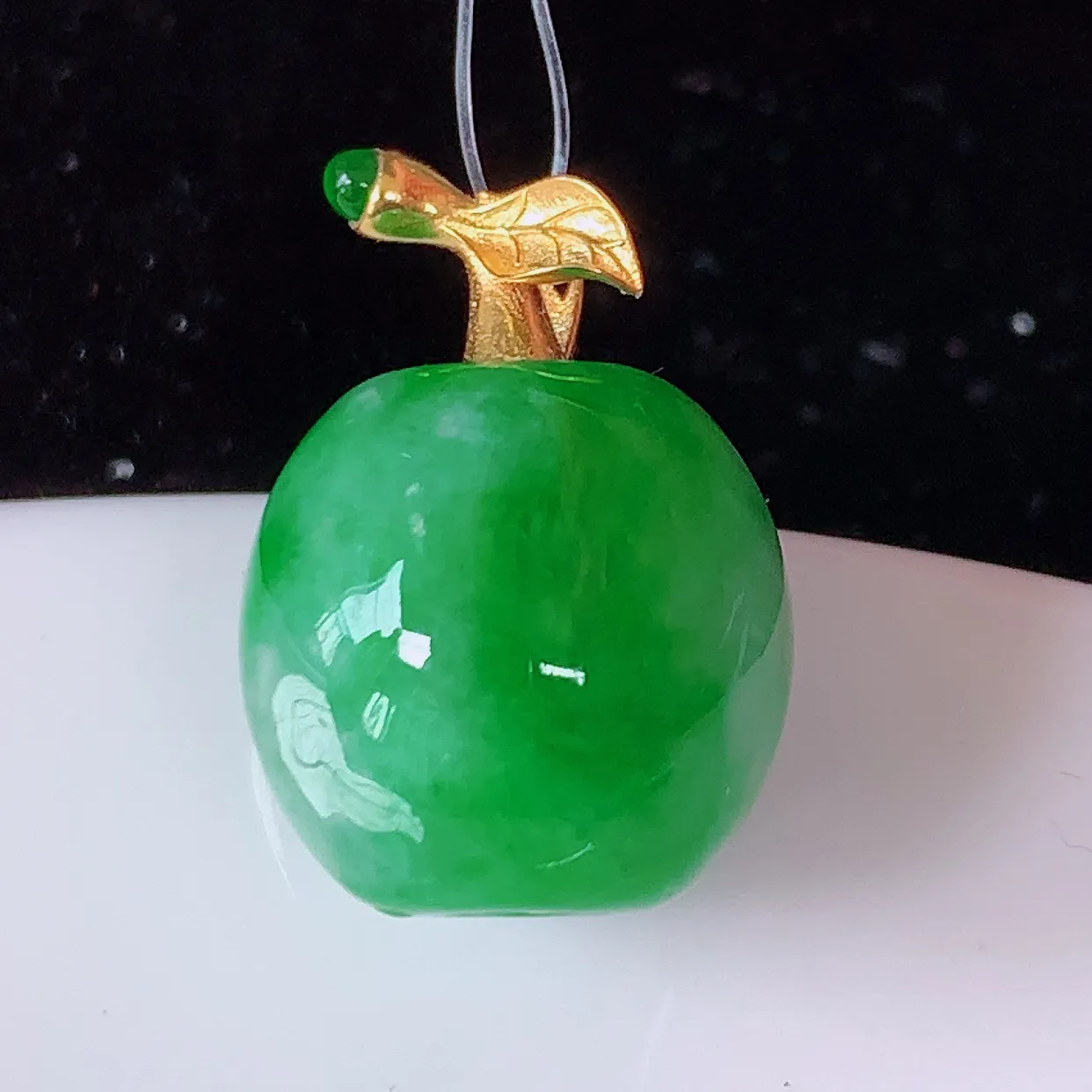 自然光实拍，18K金镶嵌冰润飘绿翡翠路路通吊坠，寓意时来运转、财源滚滚，款式新颖时尚，日常百搭的款！