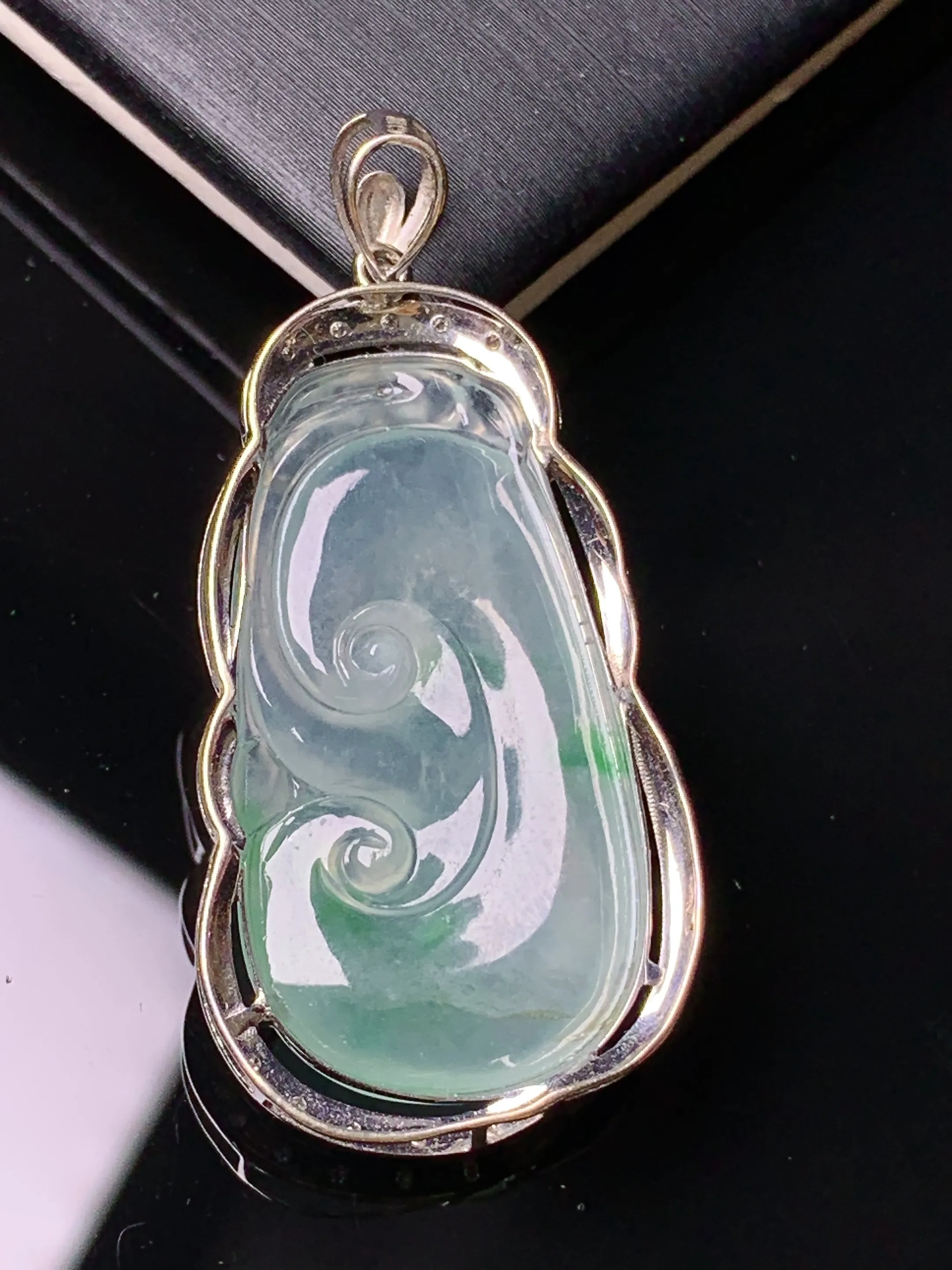 18k金钻镶嵌冰种如意吊坠 玉质细腻 水润亮眼 色泽艳丽 整体尺寸40*18.8*6.3