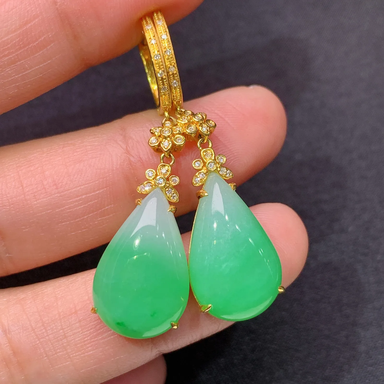 翠绿水滴耳坠，18k金镶嵌，简约时尚，冰润色阳，种水足 尺寸17.9*10.8*4.2