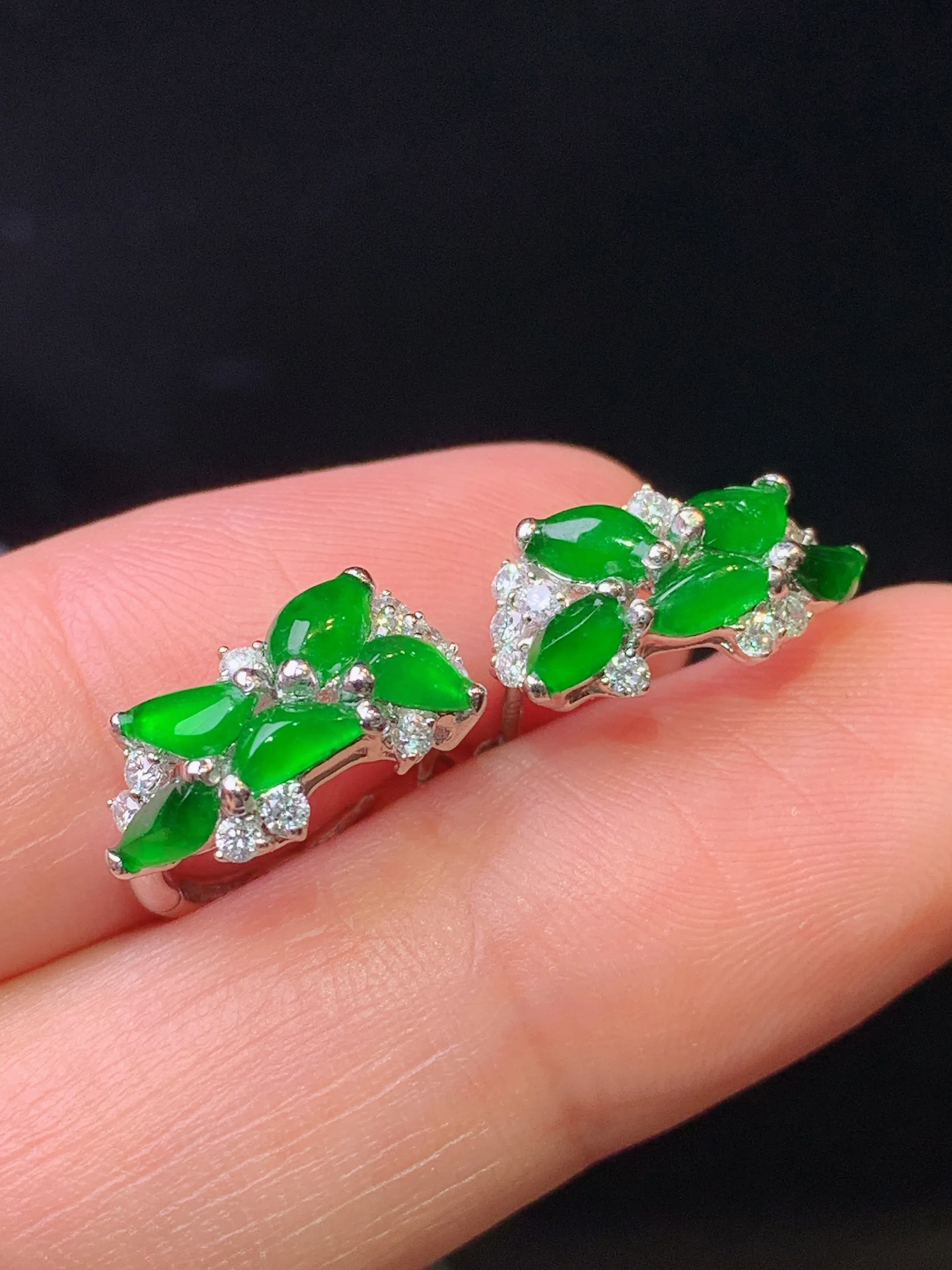 18k金钻镶嵌满绿随形耳钉 玉质细腻 水润亮眼 色泽艳丽 裸石尺寸5*3*2.3