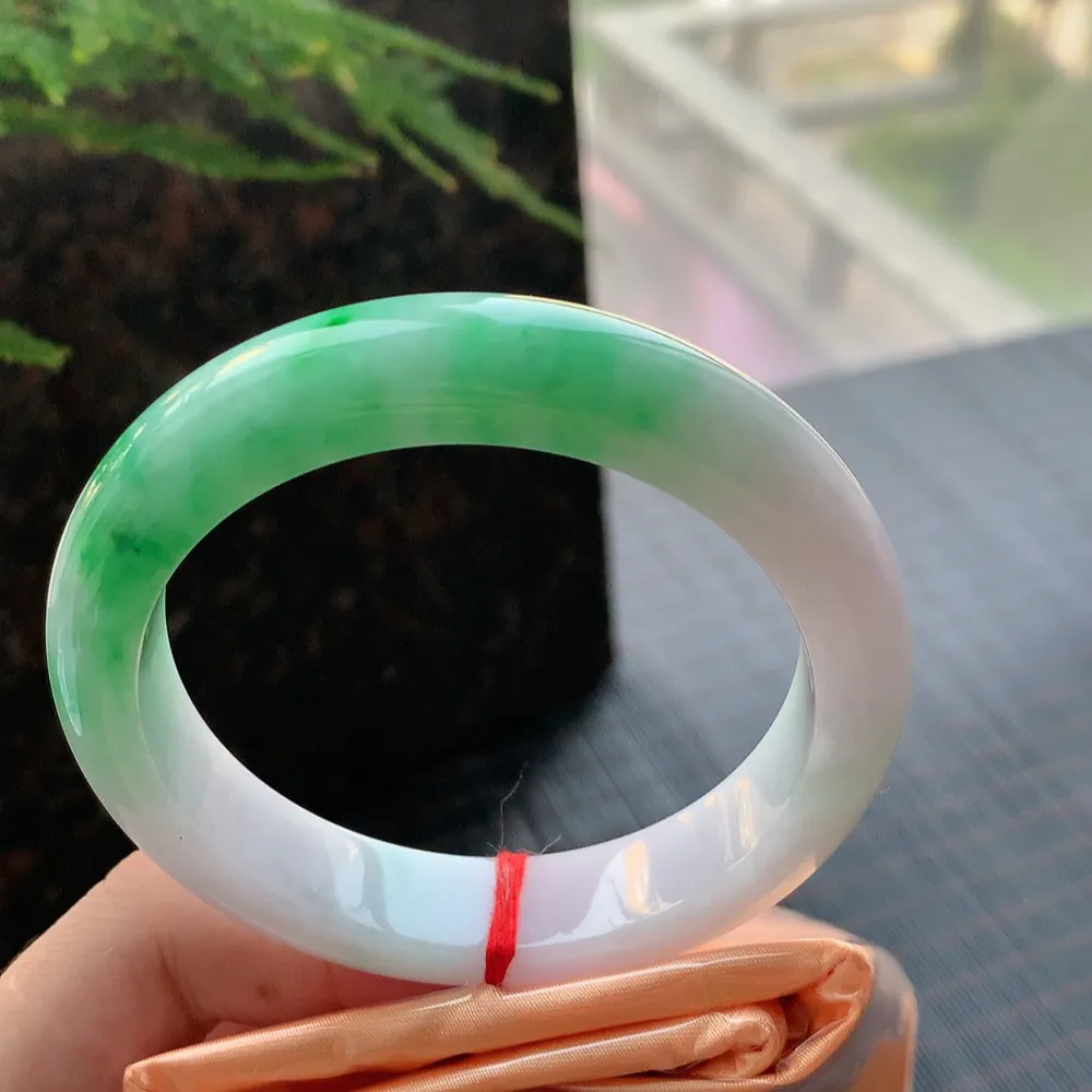 正圈一大节阳绿 无瑕 尺寸:58.3/12.8/9.1 色阳