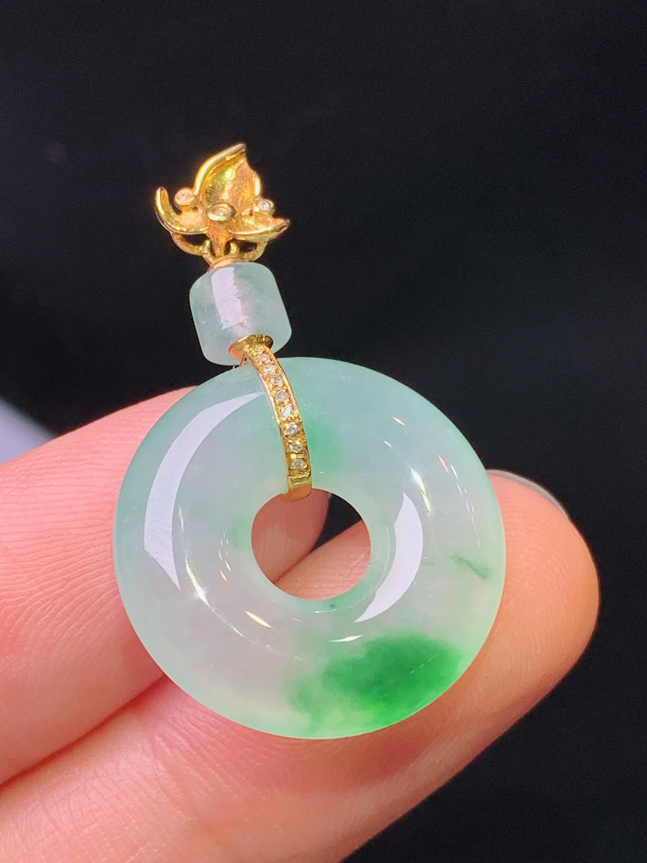 18k金镶嵌飘绿平安环吊坠 玉质细腻 水润亮眼 色泽艳丽 整体尺寸31.8*19.6*5.2