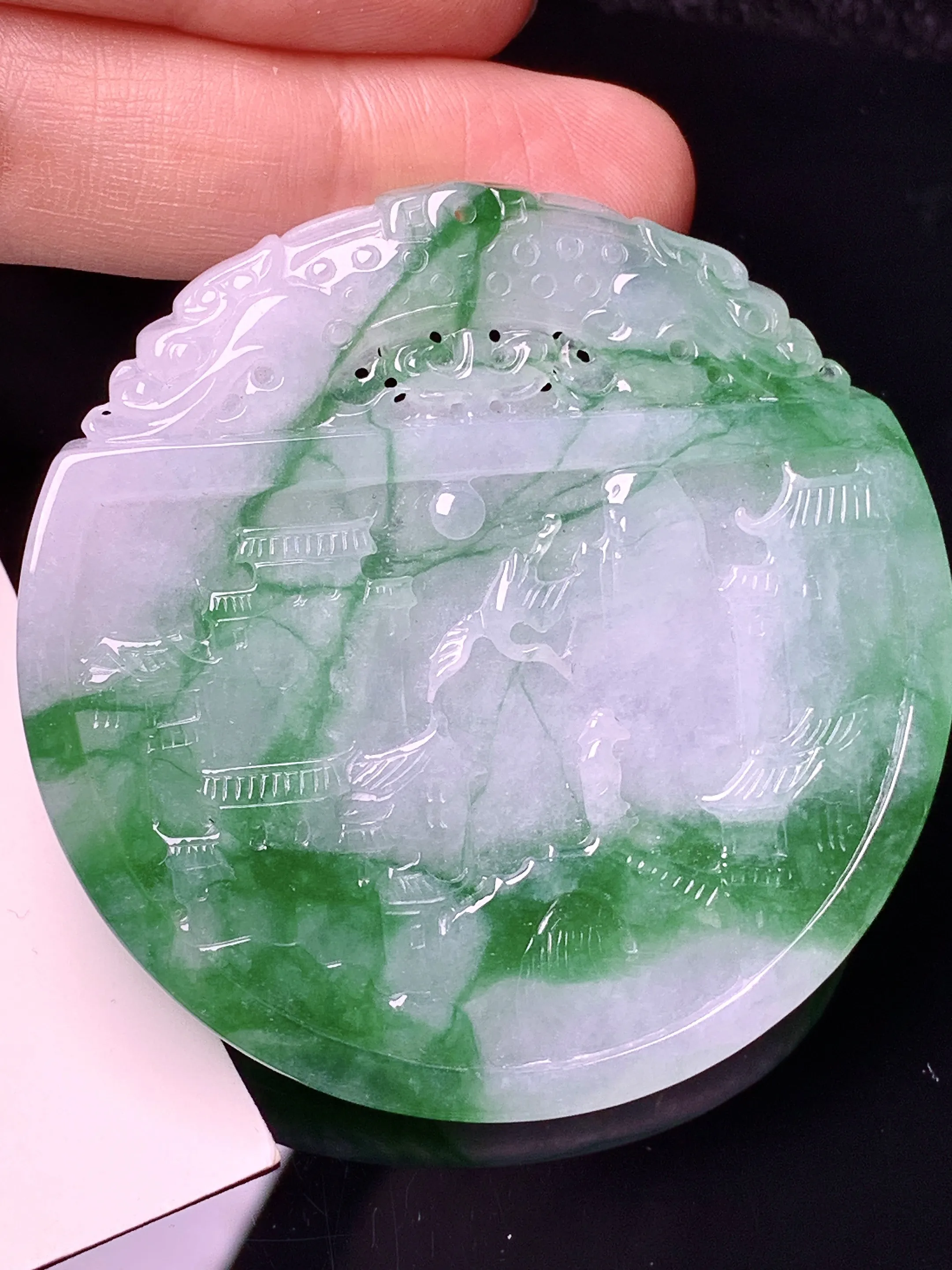 飘绿山水牌吊坠 玉质细腻 水润亮眼 色泽艳丽 整体尺寸54*5