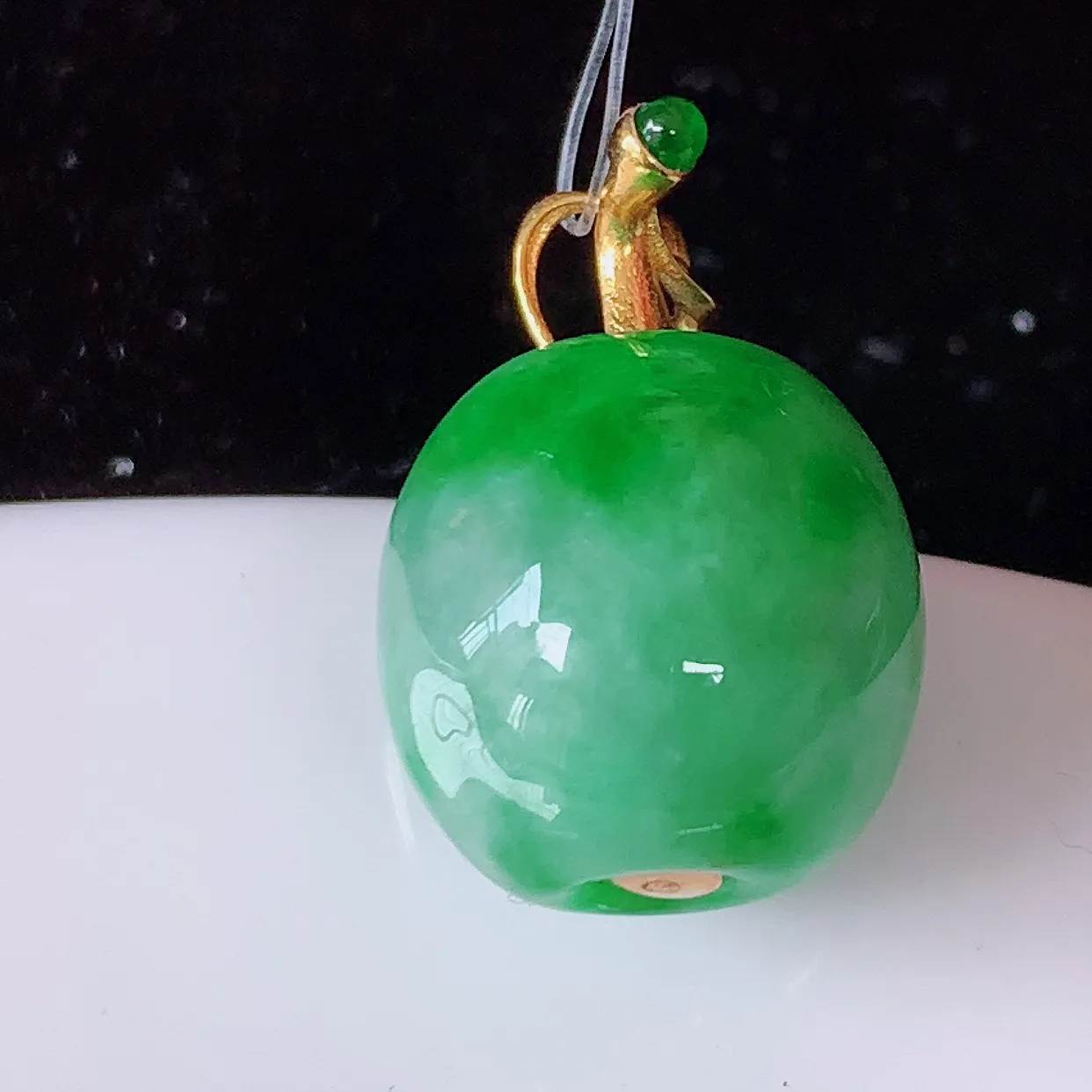 自然光实拍，18K金镶嵌冰润飘绿翡翠路路通吊坠，寓意时来运转、财源滚滚，款式新颖时尚，日常百搭的款！配图银链#49.9整体17.5-12.6裸石12.6*12