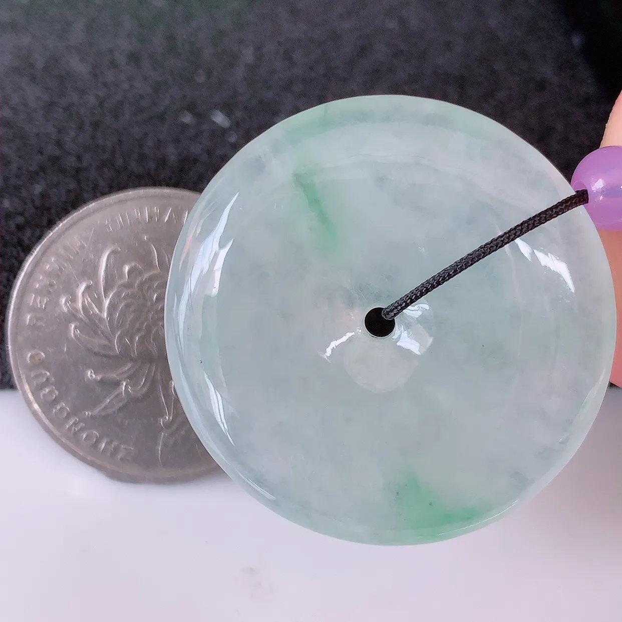 自然光实拍，冰种飘花翡翠平安扣吊坠，玉扣，平安是福；很美的料子，平安扣佩戴优雅迷人！#41.9