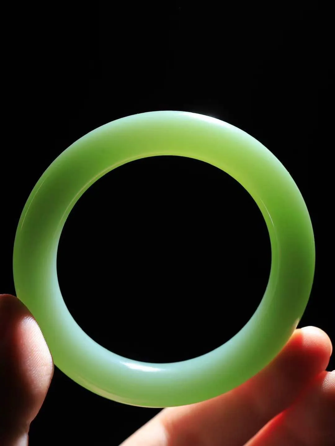 【悠悠芳华.镯】

典藏级臻品和田玉碧玉手镯 玉质温润 青葱岁月，尽收腕中，婉转流畅，凝岁月悠长。盈一眸恬淡，挽一抹绿意。重57克 内径52mm尺寸11.5-10.4mm   86120255A