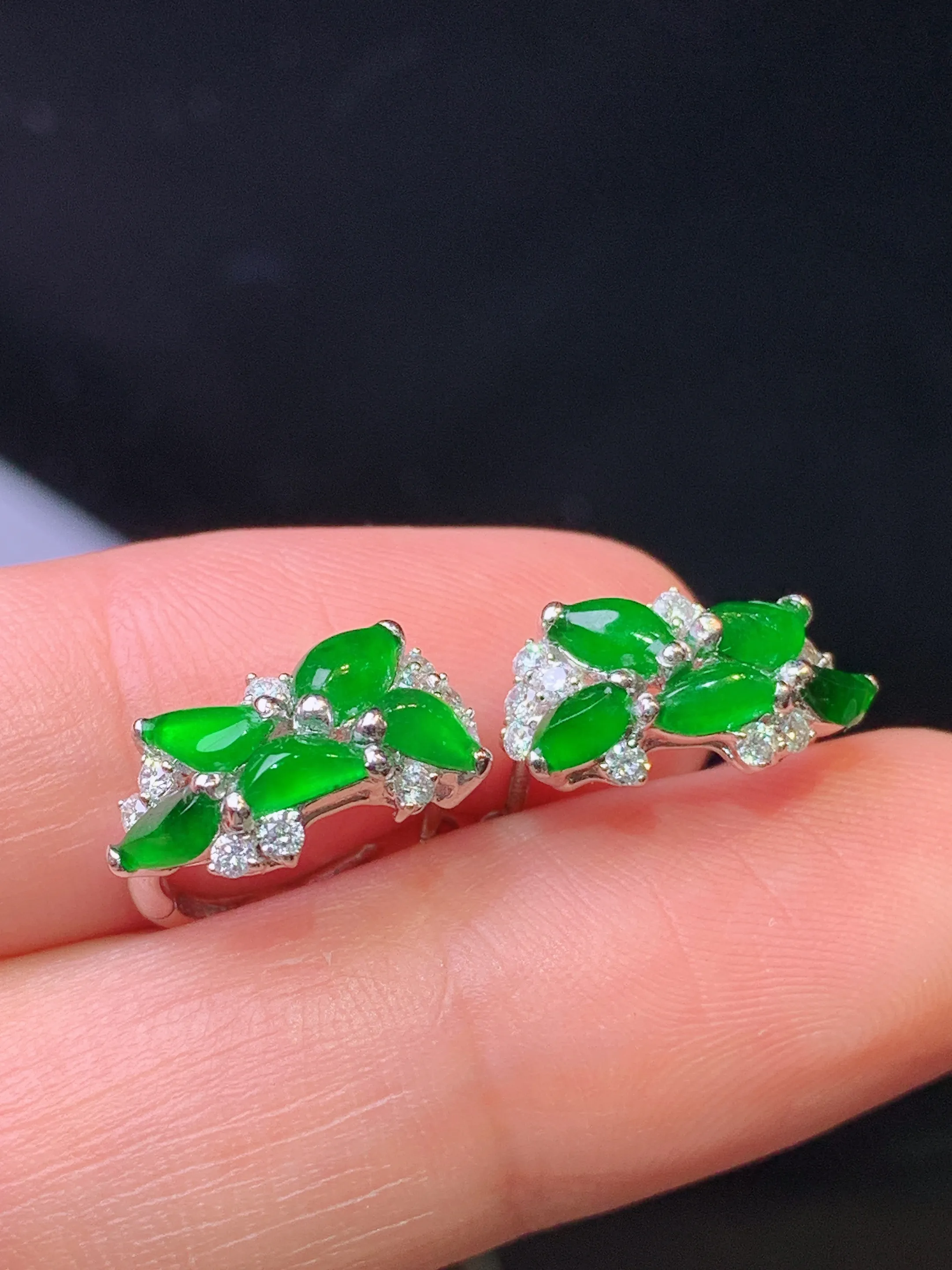 18k金钻镶嵌满绿随形耳钉 玉质细腻 水润亮眼 色泽艳丽 裸石尺寸5*3*2.3