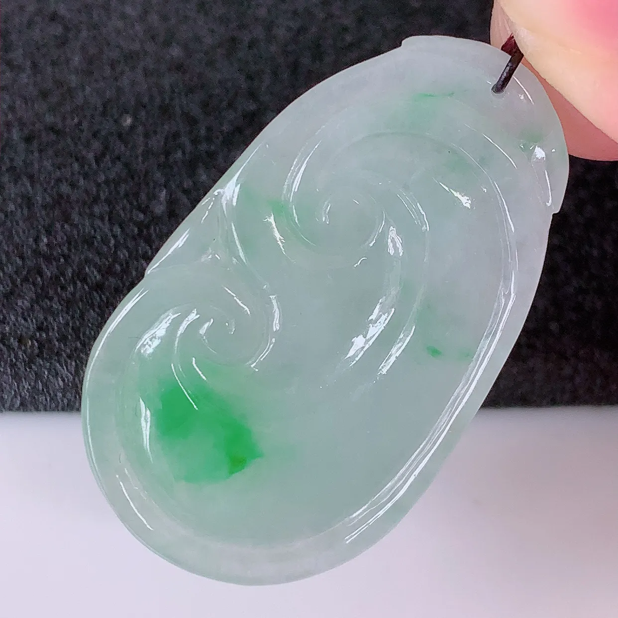 自然光实拍，冰润飘绿翡翠如意吊坠，上身效果非常美，饱满大气，工艺美，万事如意，如意一生，#57.9