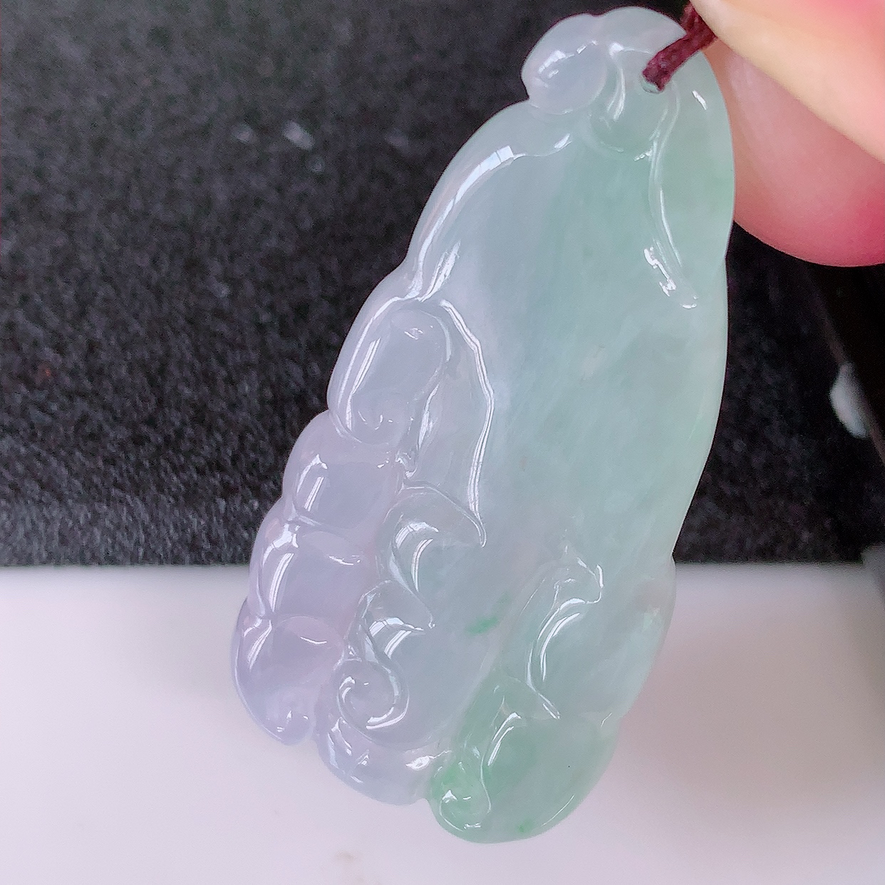 自然光实拍，冰种春带彩翡翠佛手吊坠，翠色灵动，种老水足，寓意好，品相佳，佩戴佳品！#41.9