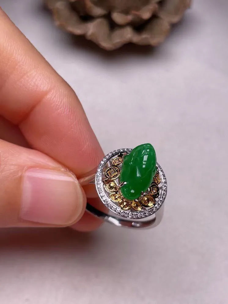 冰糯种辣色金蟾戒指、真金真钻镶嵌，种水好，玉质细腻 .裸石尺寸 9.5*6.7