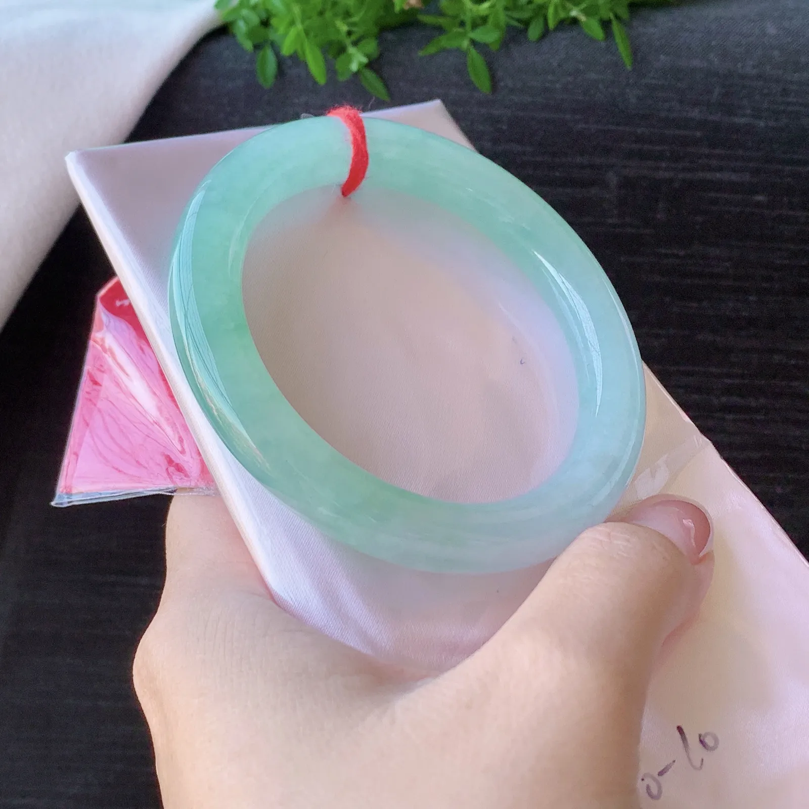 56圈口冰晴水圆条手镯，底色漂亮，冰清玉洁，卡56-10-10