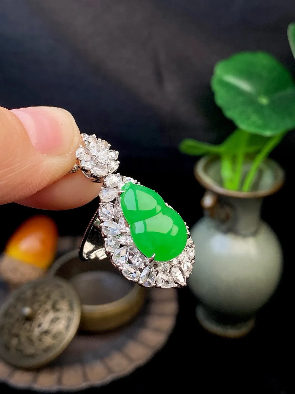 【冰种满绿葫芦吊坠】种水色俱全，冰透闪亮，通透感饱满度很好，18k金钻豪华镶嵌，裸石尺寸14.8*1