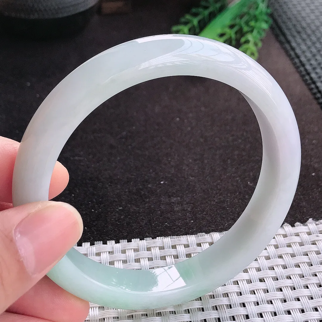 天然A货翡翠62.5/12.3/8.6大圈口老坑精美温润飘绿手镯宽边玉镯