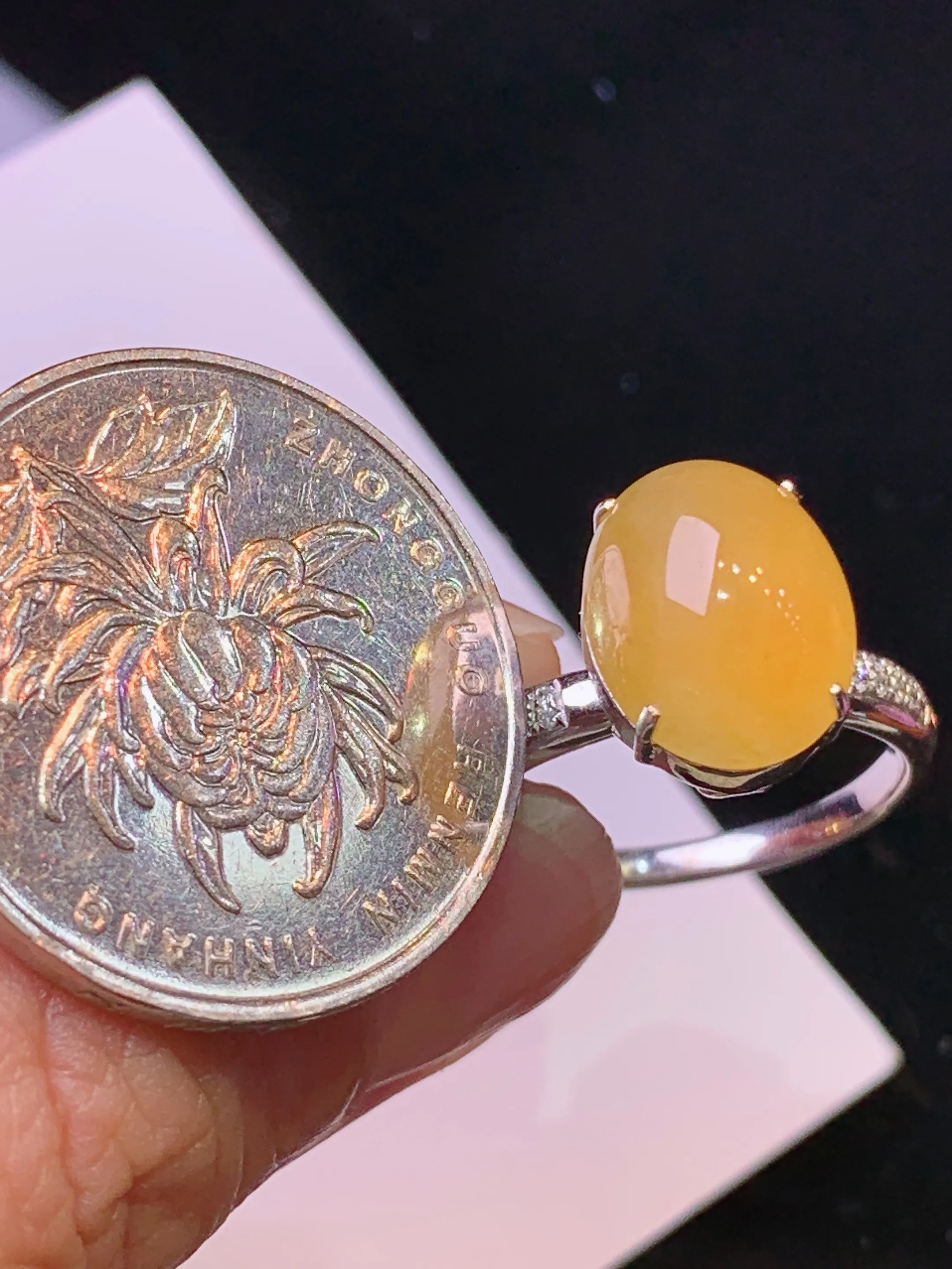 18k金钻镶嵌黄翡蛋面吊坠 玉质细腻 水润亮眼 色泽艳丽 圈口13 整体尺寸12*9.6*5.5