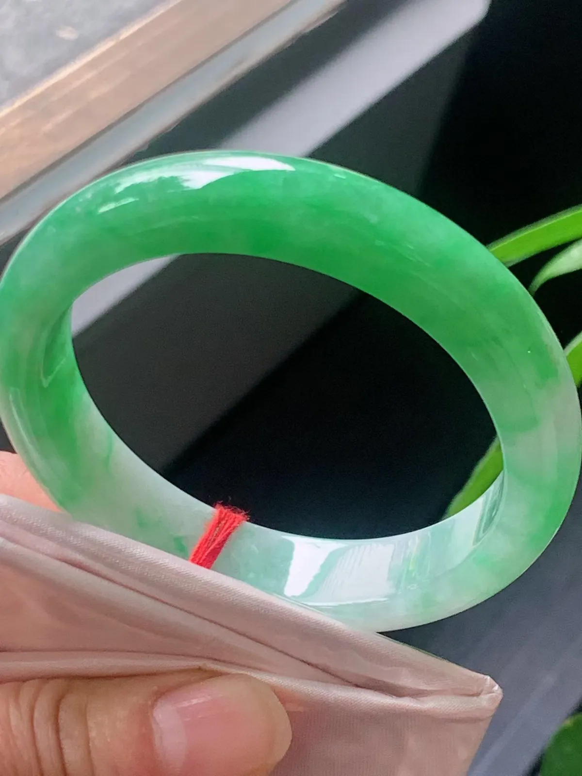 【翡翠名称】老种冰飘阳绿54.7正圈口手镯
【翡翠尺寸】54.7/12.7/8.5mm适合53.5-56正圈口佩戴
【翡翠描述】宝贝种老水足，玉质细腻，色泽靓丽，性价比高，佩戴效果好！
【其它赠送】权威证书/精美挂绳盒子/支持全国复检