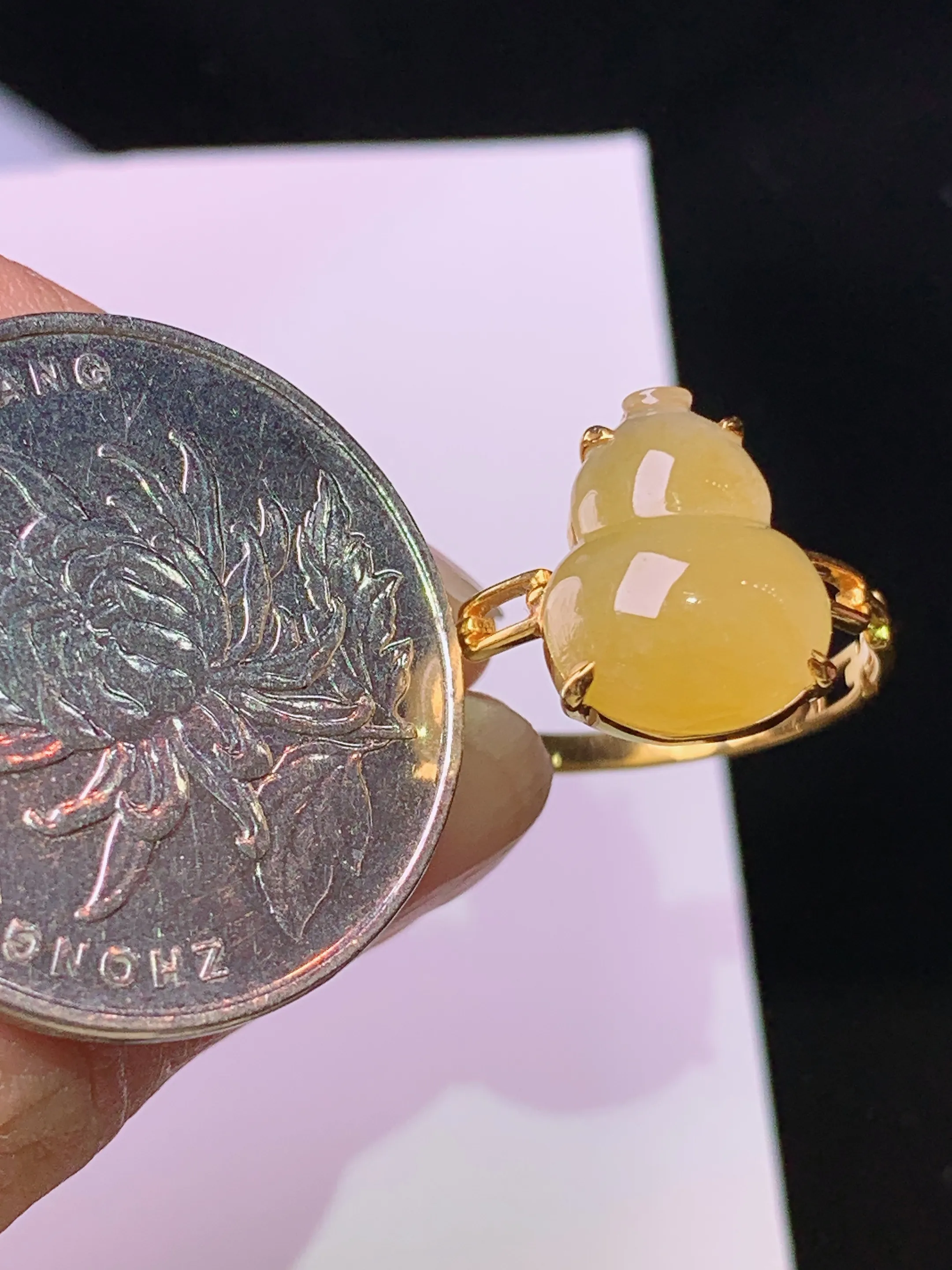 18k金钻镶嵌黄翡葫芦戒指 玉质细腻 水润亮眼 色泽艳丽 圈口13 整体尺寸12.6*9.8*4.5