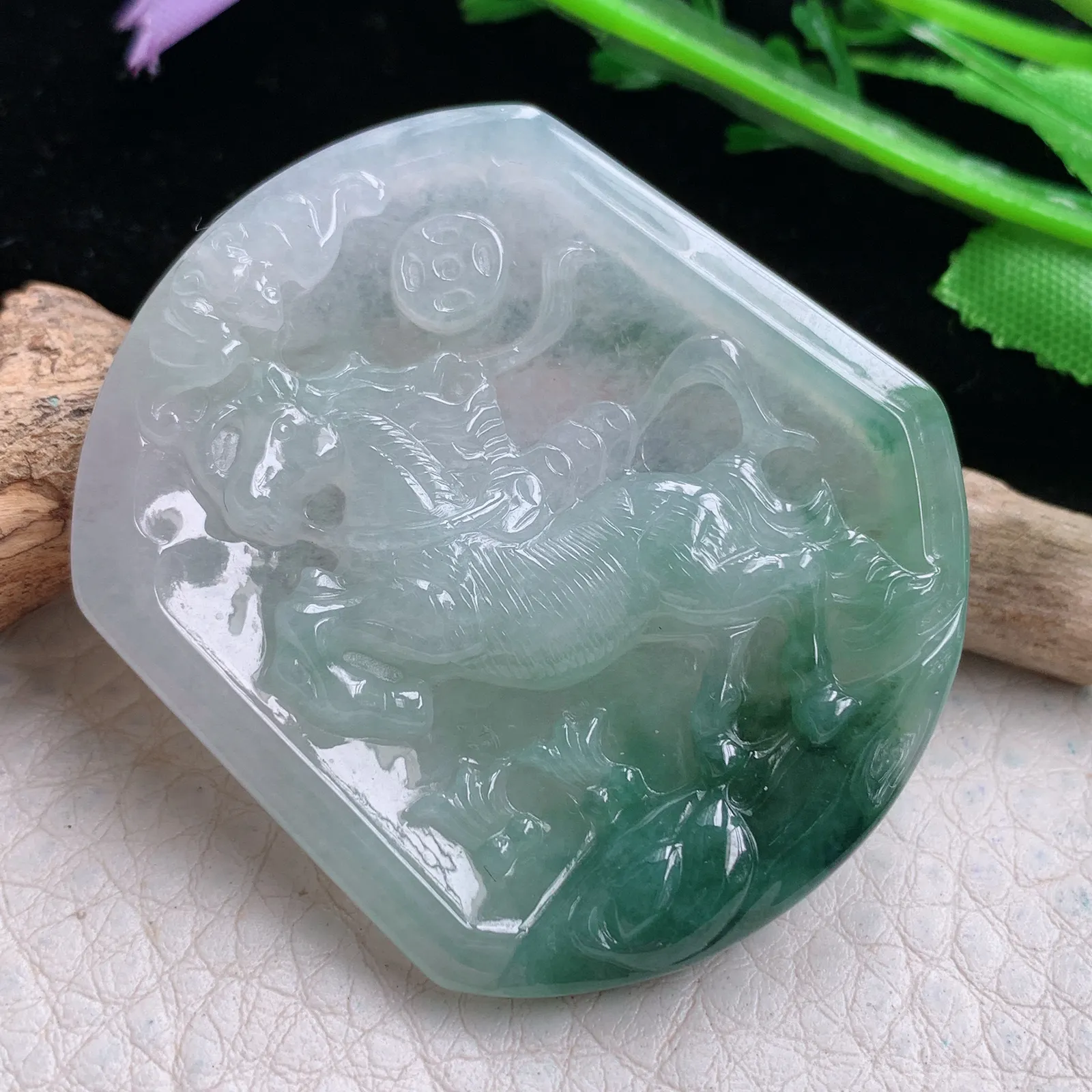 yn实拍46.5*40*5.2缅甸翡翠a货精雕飘蓝花飞马 马上有钱玉吊坠 玉挂件