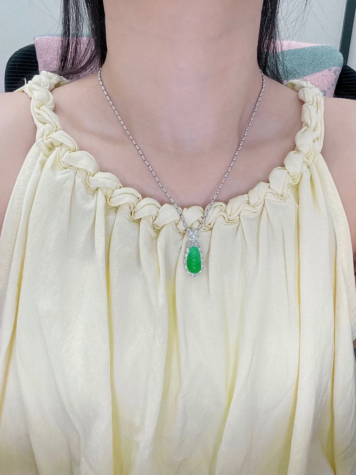 【冰种满绿福豆吊坠】种地上乘，冰感十足，通透起光，饱满圆润，18k金钻镶嵌，裸石尺寸17.8*8.9*3.8毫米。