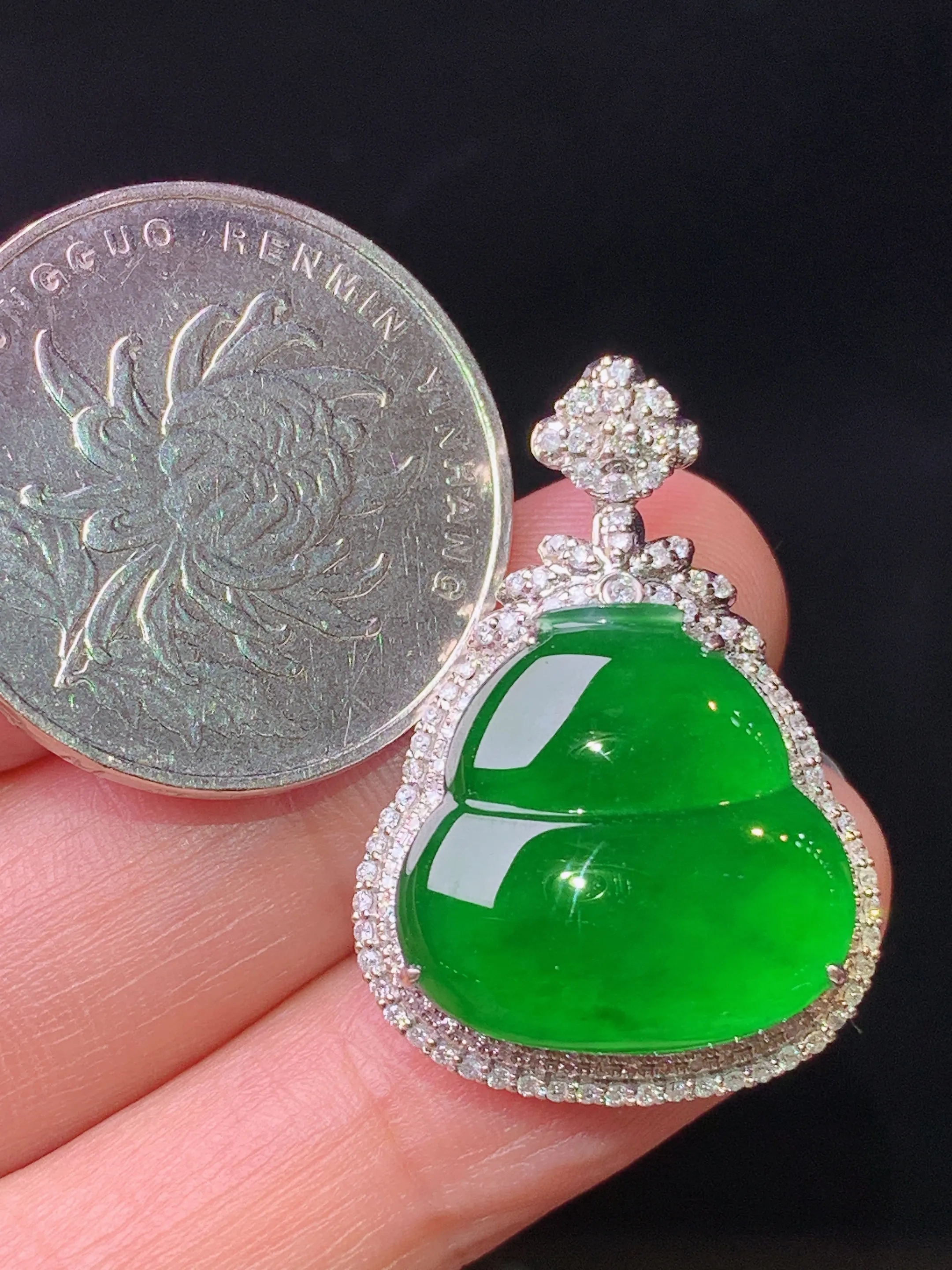 18k金钻镶嵌满绿葫芦吊坠 玉质细腻 水润亮眼 色泽艳丽 整体尺寸30*20.7*8.5