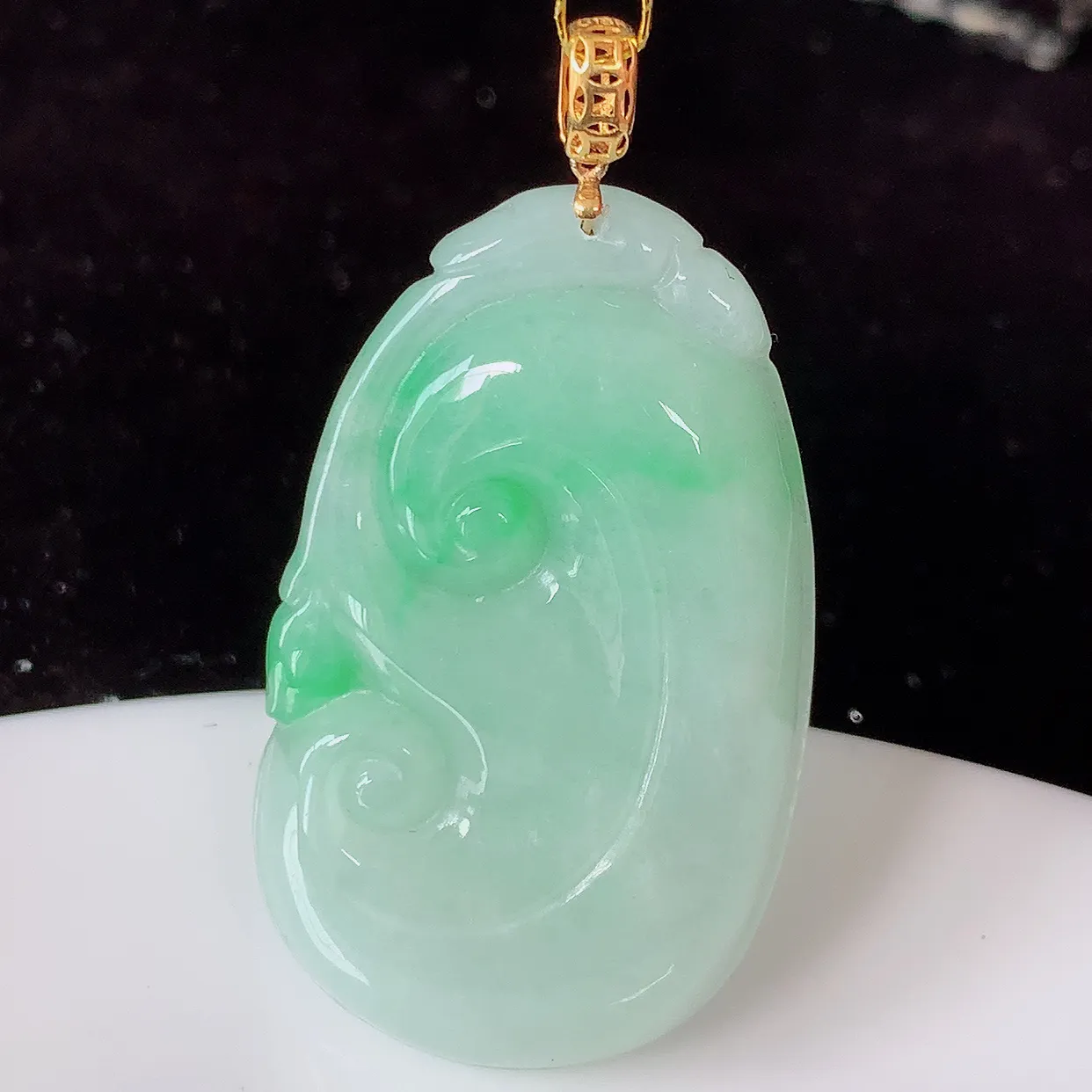 18k金镶嵌飘绿翡翠万事如意吊坠，沁人心脾，精致典雅的设计，为佩戴者，增添色彩，送礼自留都是佳品选择！#35.9