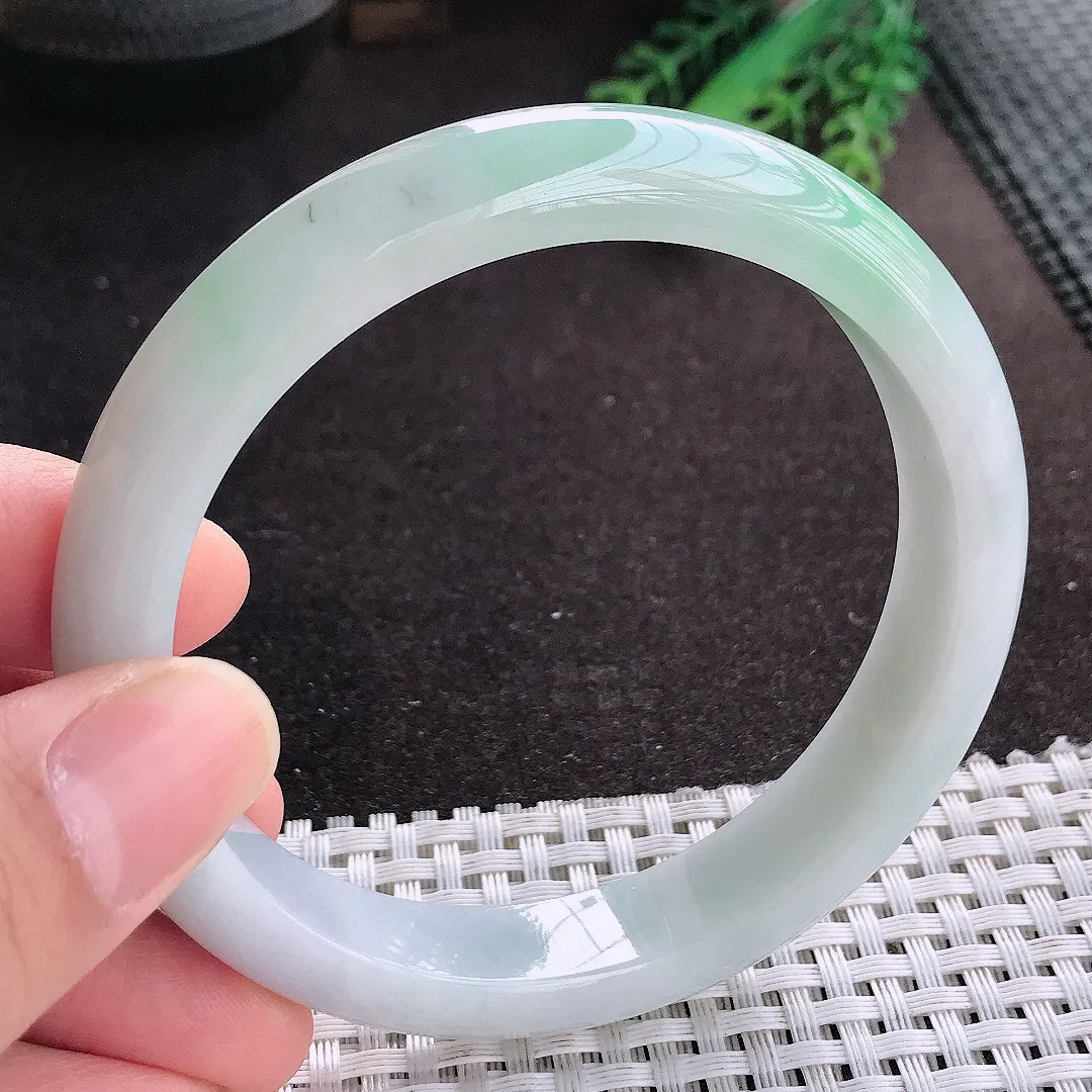 天然A货翡翠62.5/12.3/8.6大圈口老坑精美温润飘绿手镯宽边玉镯