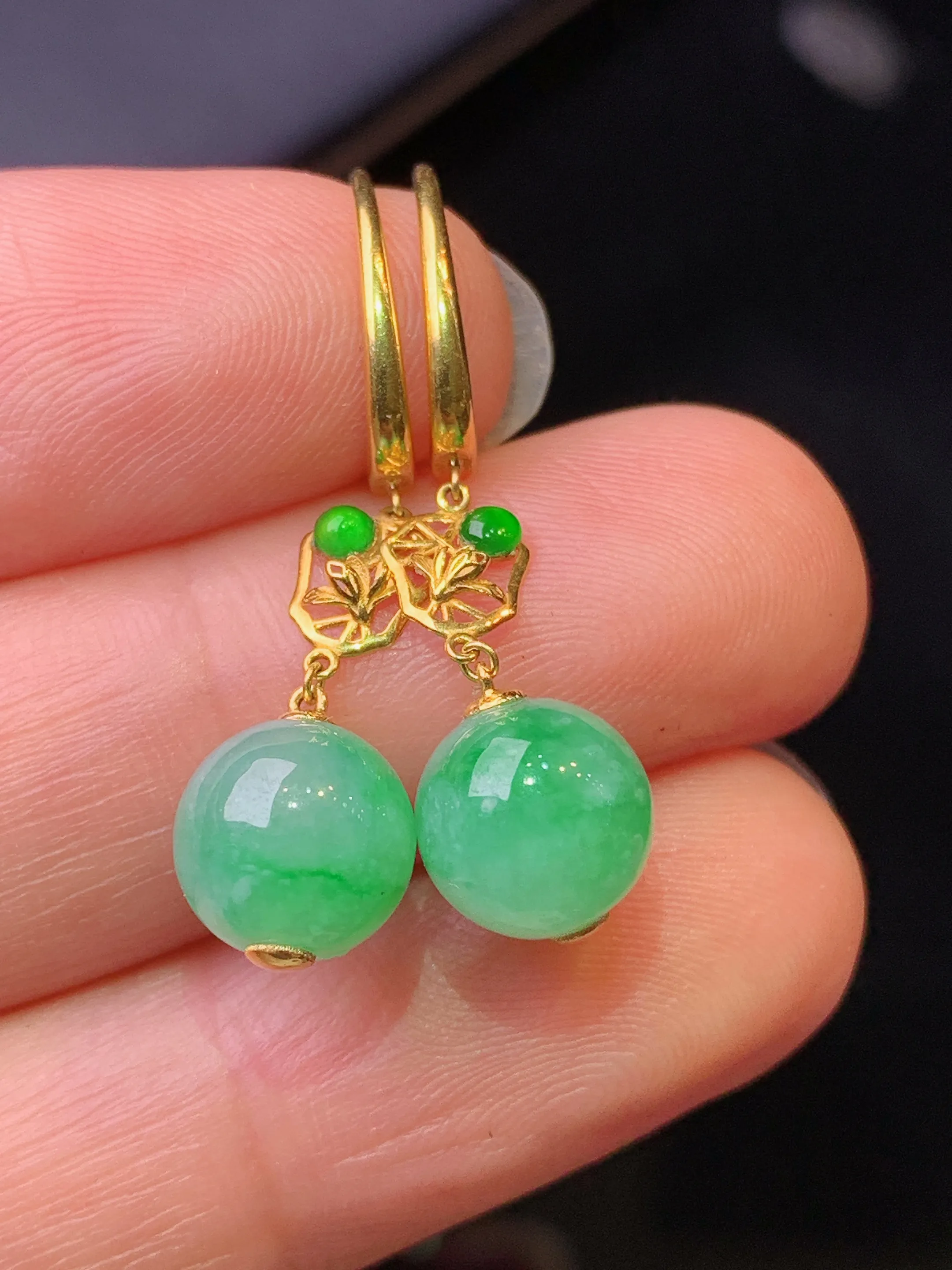 18k金镶嵌飘绿圆珠耳坠吊坠 玉质细腻 水润亮眼 色泽艳丽 整体尺寸30.3*7.8