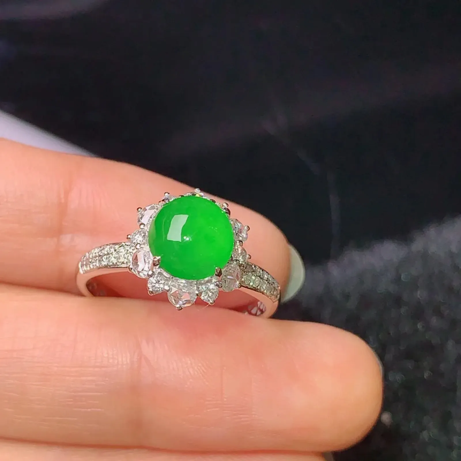 18k金钻镶嵌满绿蛋面戒指 玉质细腻 色泽艳丽  圈口14整体尺寸11.6*11*8.6 裸石7.5*7.2*4