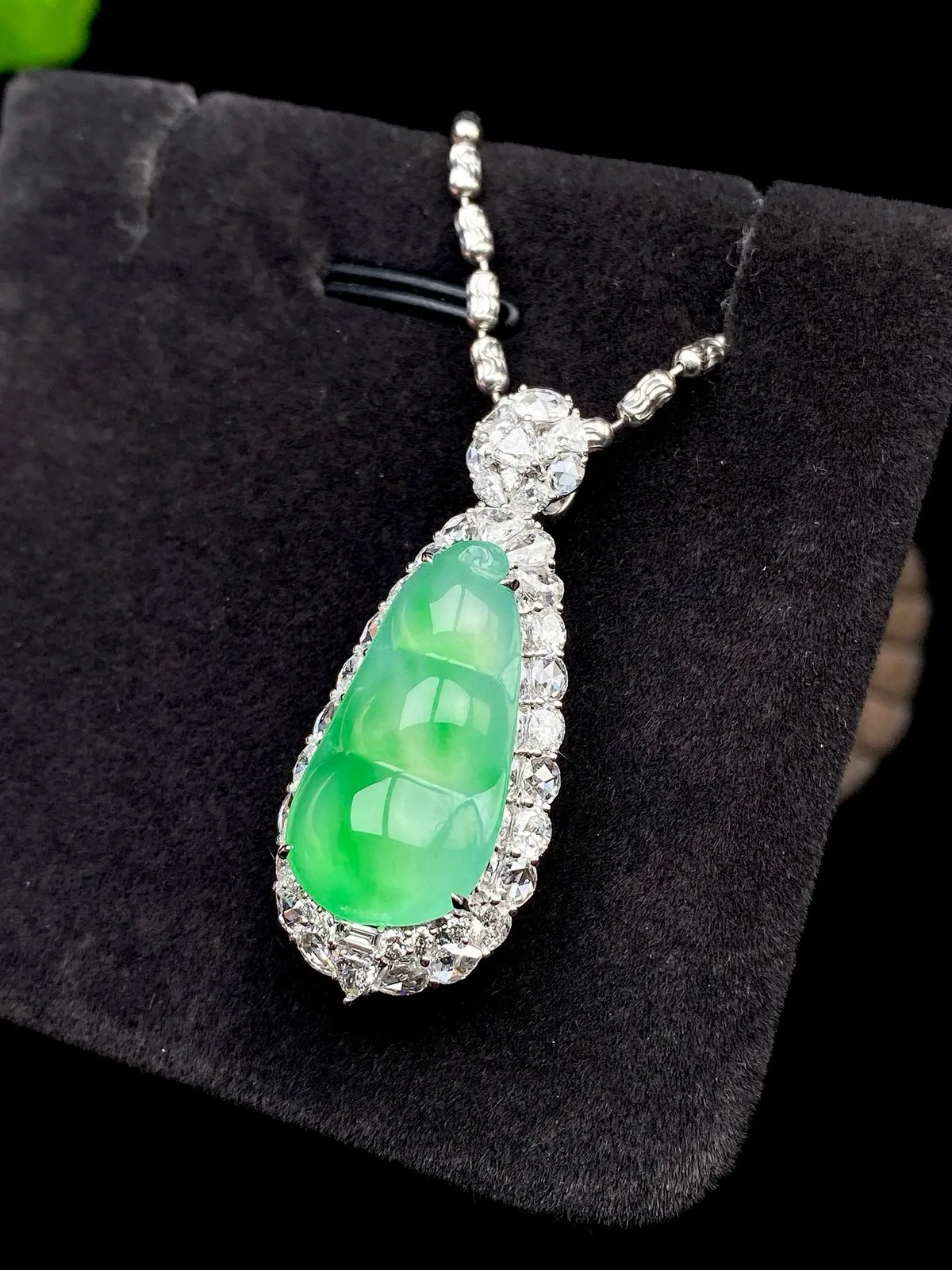 【冰种飘绿福豆吊坠】种地上乘，冰感十足，通透起光，饱满圆润，18k金钻镶嵌，裸石尺寸22*11.6*