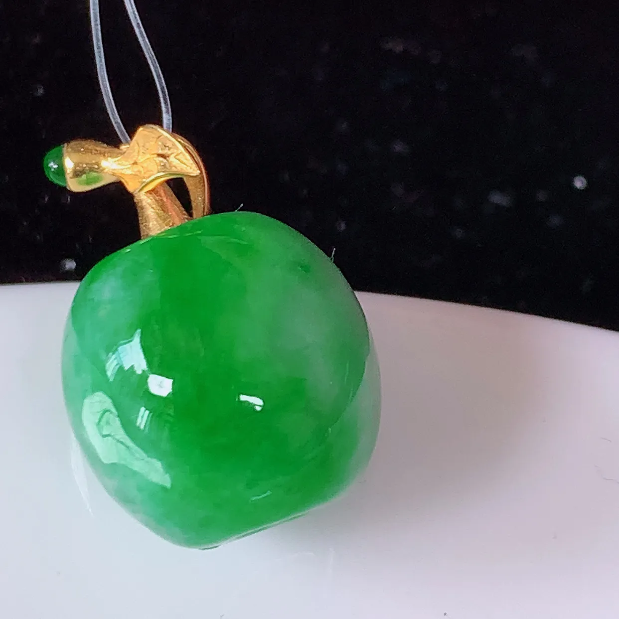 自然光实拍，18K金镶嵌冰润飘绿翡翠路路通吊坠，寓意时来运转、财源滚滚，款式新颖时尚，日常百搭的款！配图银链#49.9整体17.5-12.6裸石12.6*12