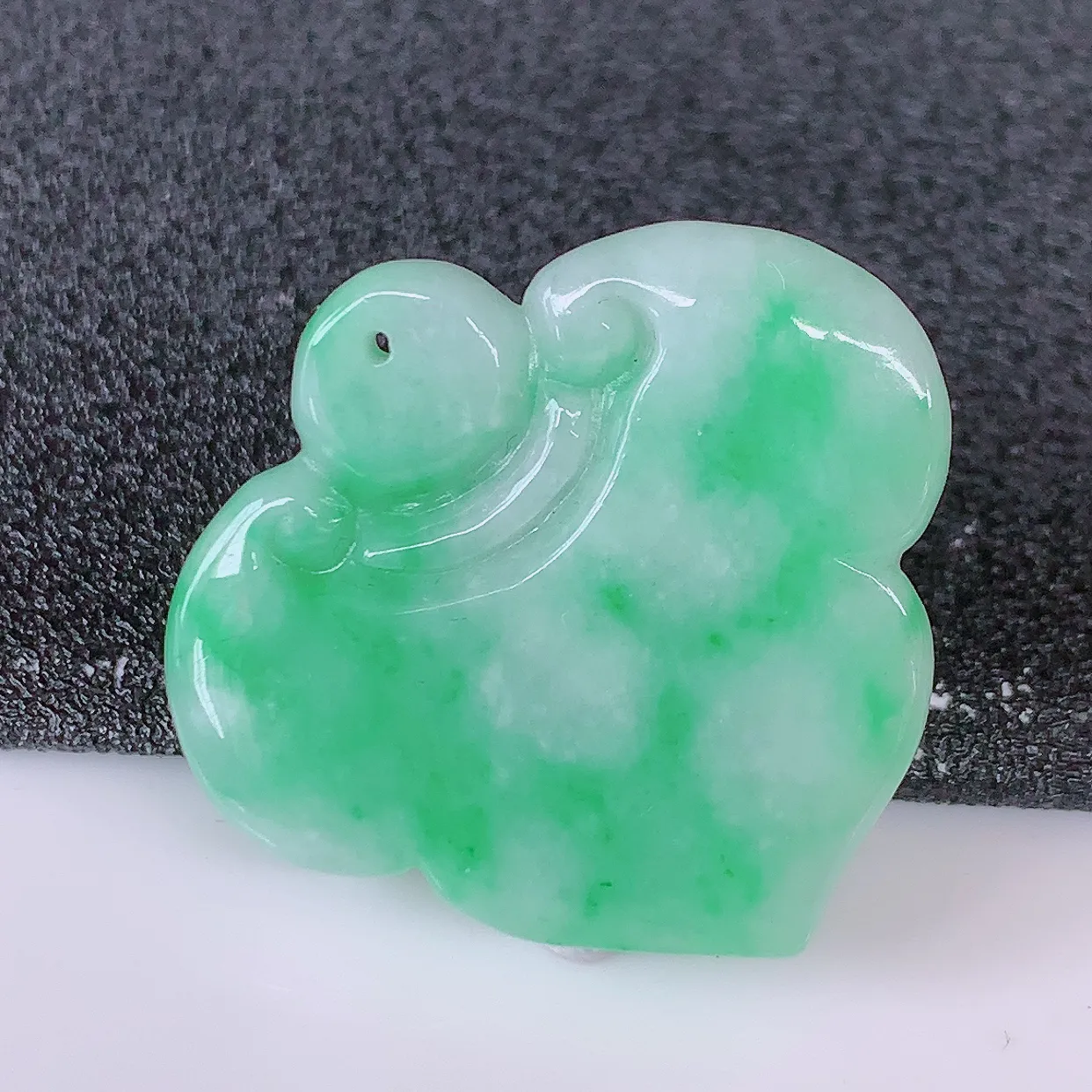 自然光实拍，冰润飘绿翡翠爱心如意吊坠，上身效果非常美，饱满大气，工艺美，万事如意，如意一生，#57.9