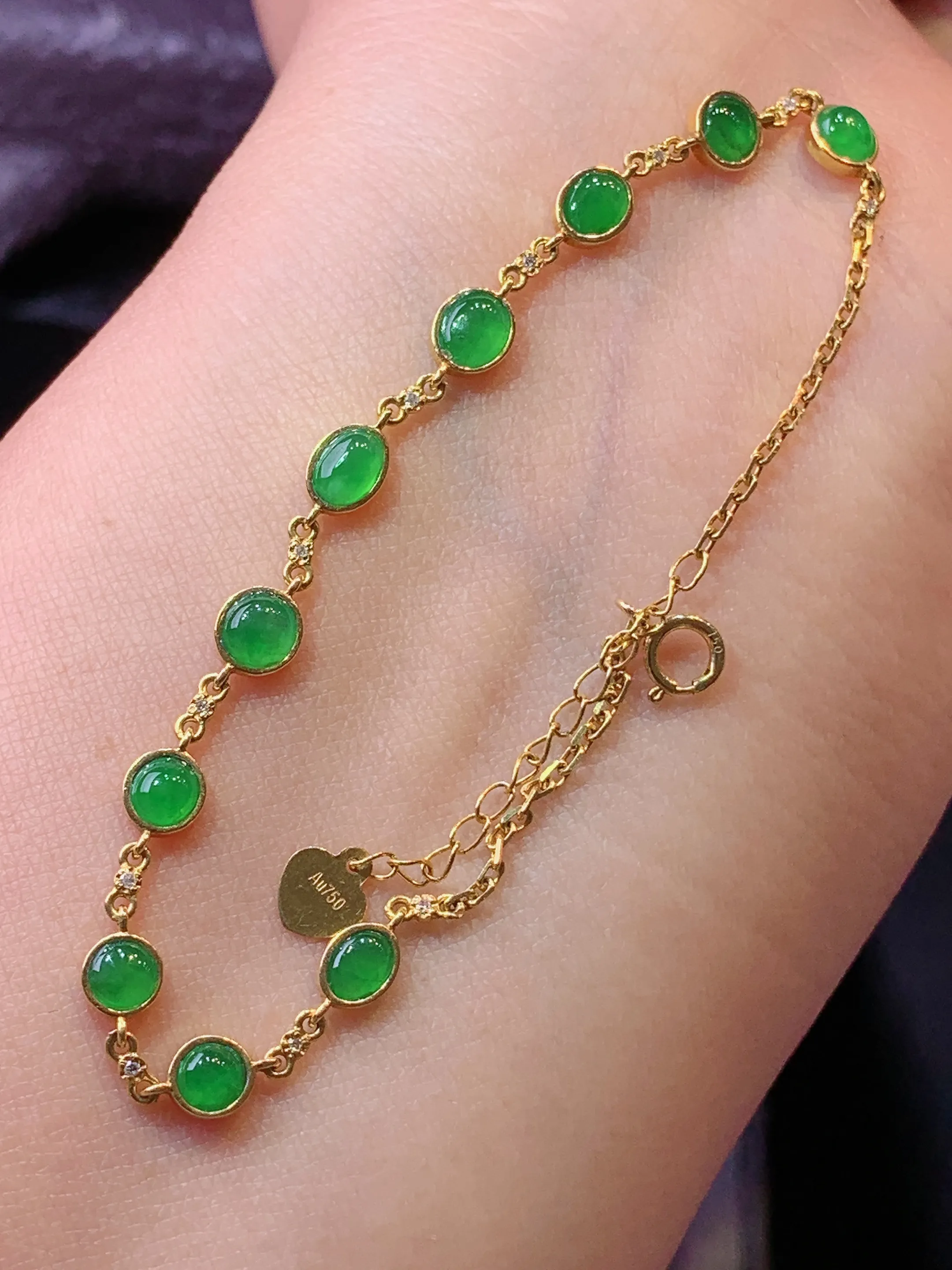18k金镶嵌满绿蛋面手链 玉质细腻 水润亮眼 色泽艳丽 裸石尺寸4.8*4.3*2