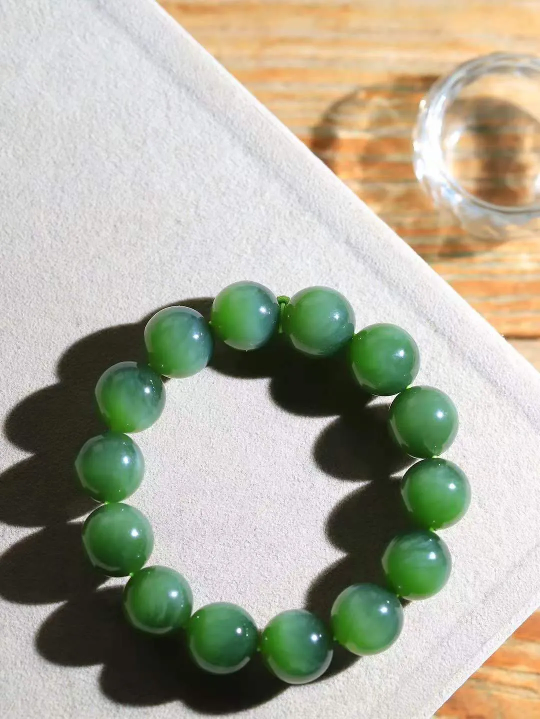 【珠圆玉润.手串】

精品和田玉碧玉猫眼珠圆玉润手串 玉质温润细腻  整串打磨圆润，佩戴舒适。珠珠落玉盘，间关莺语花底滑，一生美好时光，无论身在何处，都有它相伴相守。事事顺遂，幸福美满，吉祥如意。重59.69克   尺寸取一13.3mm   FDL-311210286