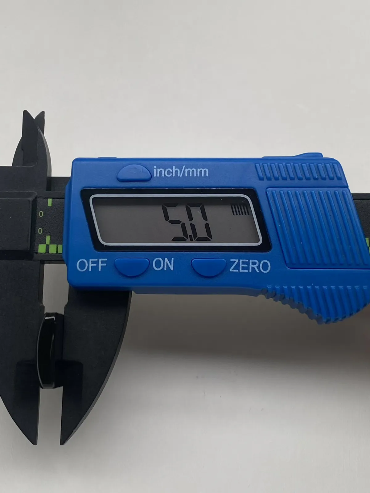 墨翠【马鞍戒面】细腻干净，黑度好、性价比高，雕工精湛，打灯透绿‘