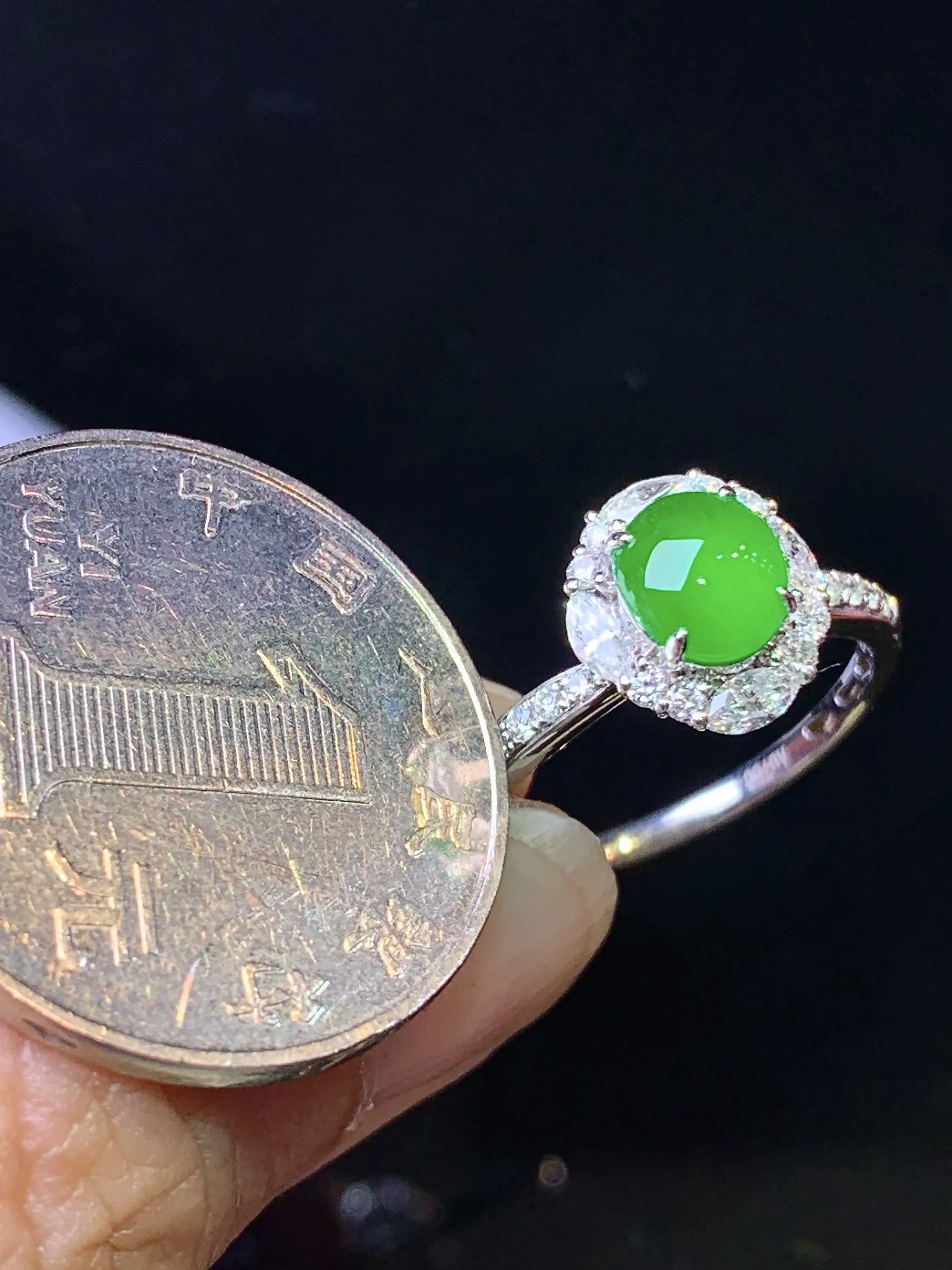 18k金钻镶嵌满绿蛋面戒指 玉质细腻 水润亮眼 色泽艳丽 圈口13.5 整体尺寸10.5*9.3*8