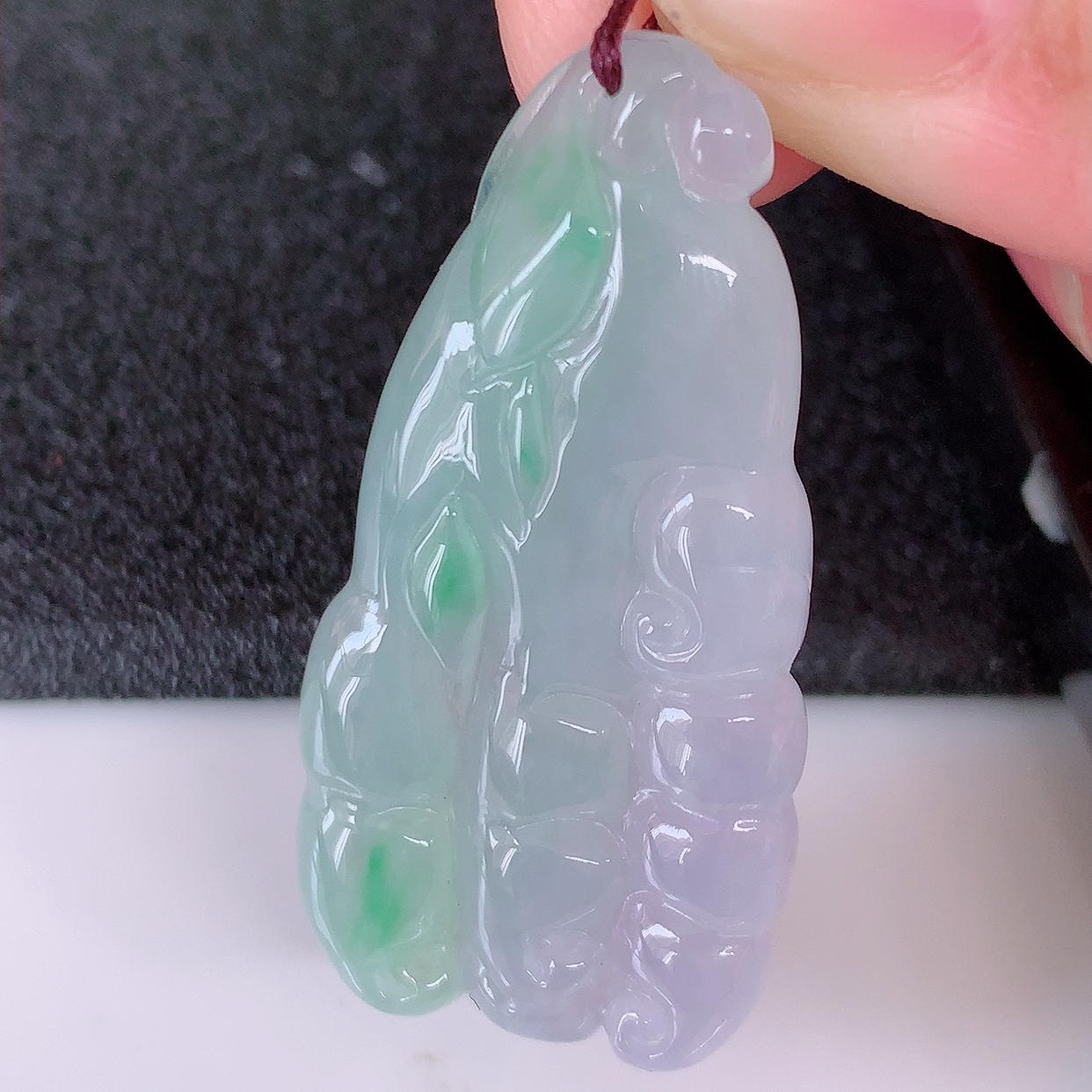 自然光实拍，冰种春带彩翡翠佛手吊坠，翠色灵动，种老水足，寓意好，品相佳，佩戴佳品！#41.9