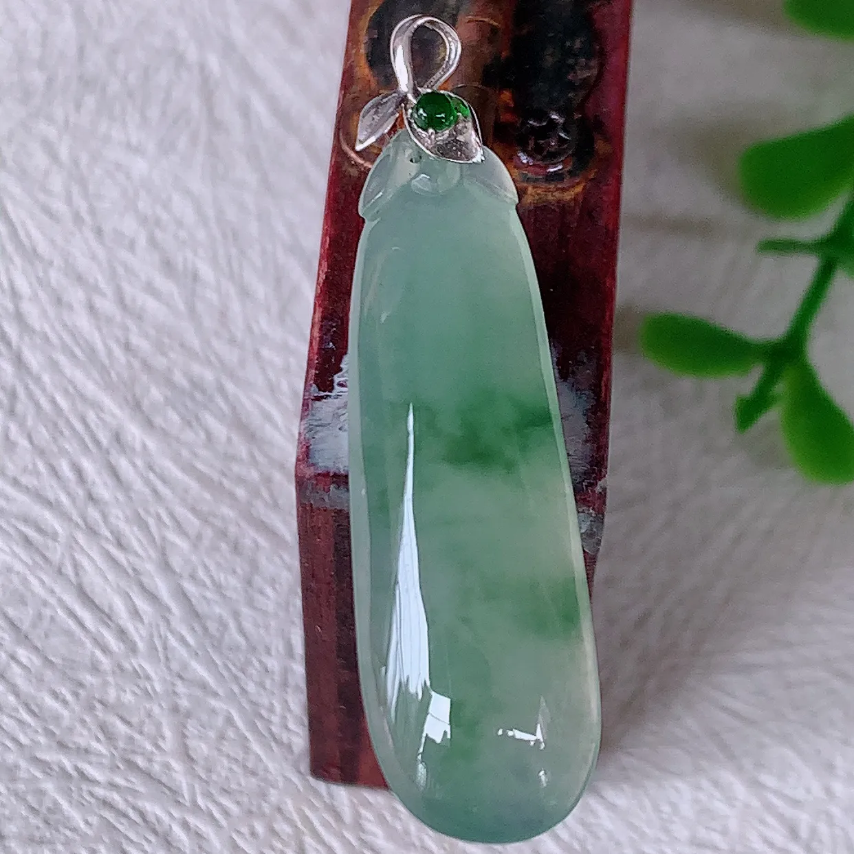 18K金镶嵌冰种飘花翡翠招财福瓜吊坠，精美饱满福瓜，种水足，形态圆润饱满，福相十足 ！#12.9