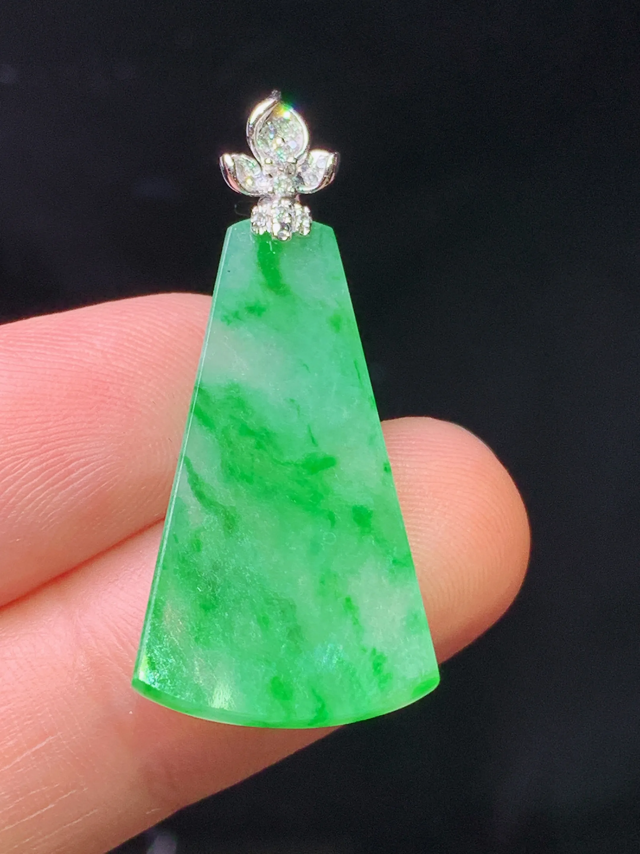 18k金钻镶嵌翠绿无事牌吊坠 玉质细腻 水润亮眼 色泽艳丽 整体尺寸33.8*15*2.2