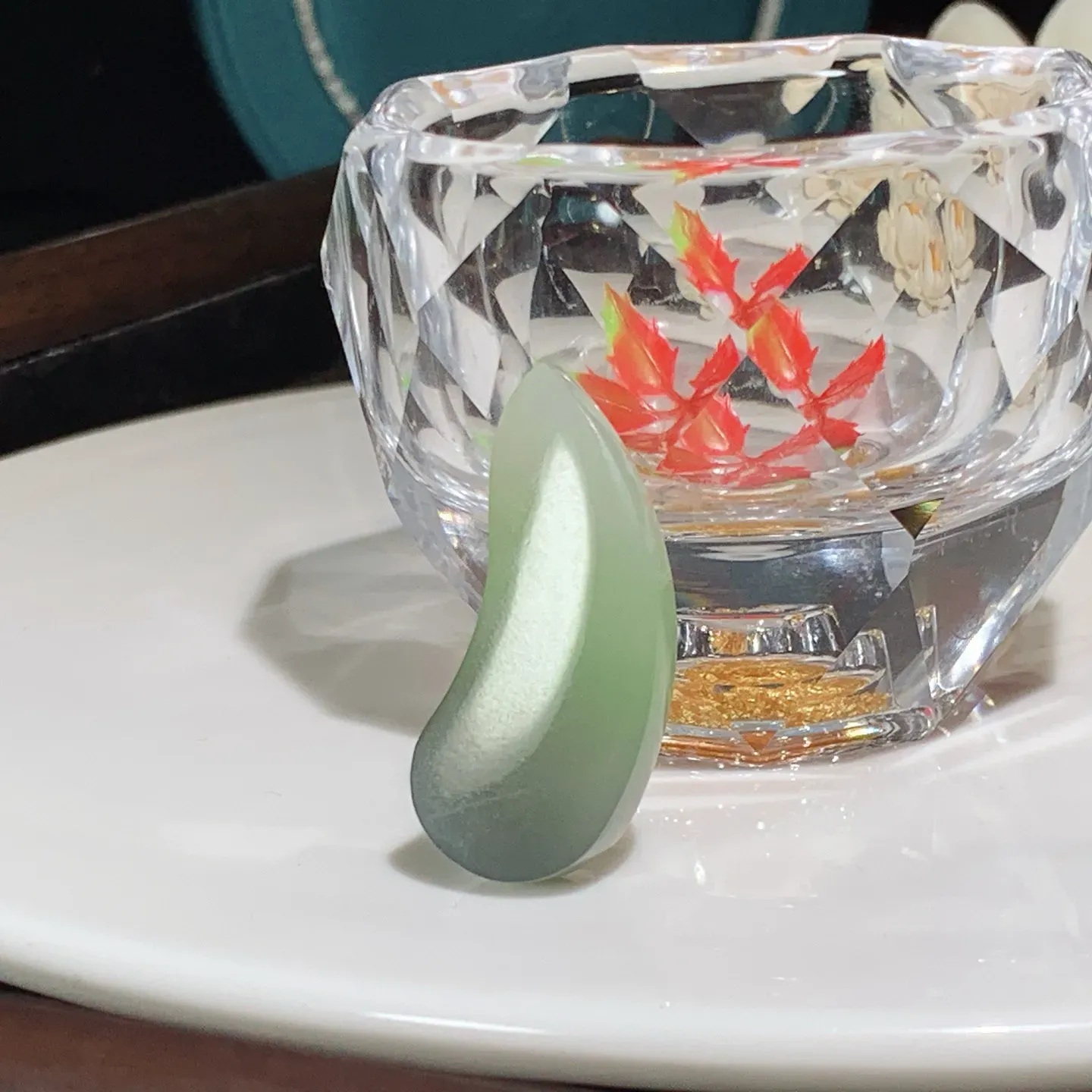 和田玉青海翠翠青平安无事随型挂件。尺寸36/15/6重6.8克。玉质细腻油润。手推出油。佩戴高端典雅