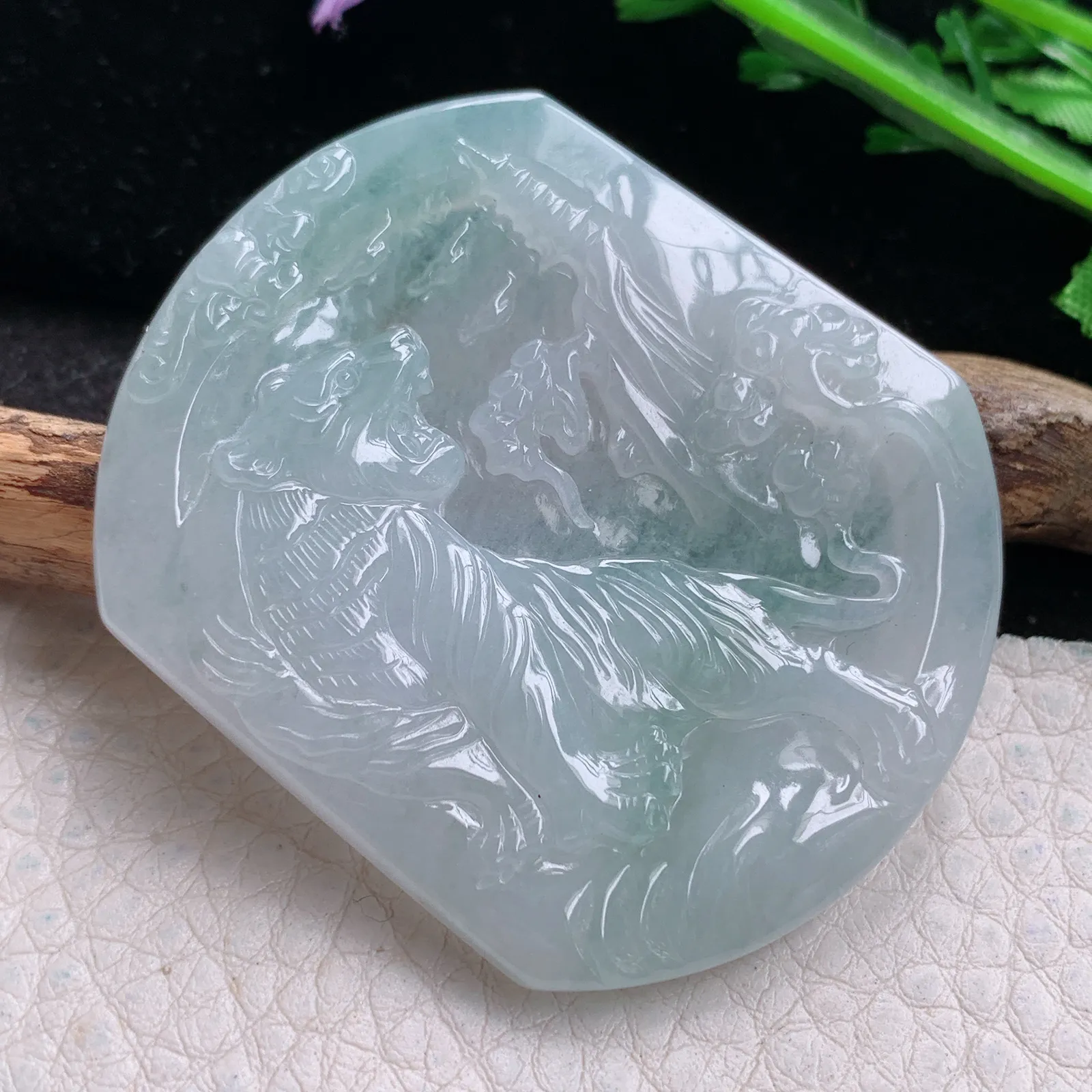 yn实拍50.3*42.8*5.2缅甸翡翠a货精雕飘花上山虎 生肖虎玉吊坠 玉挂件