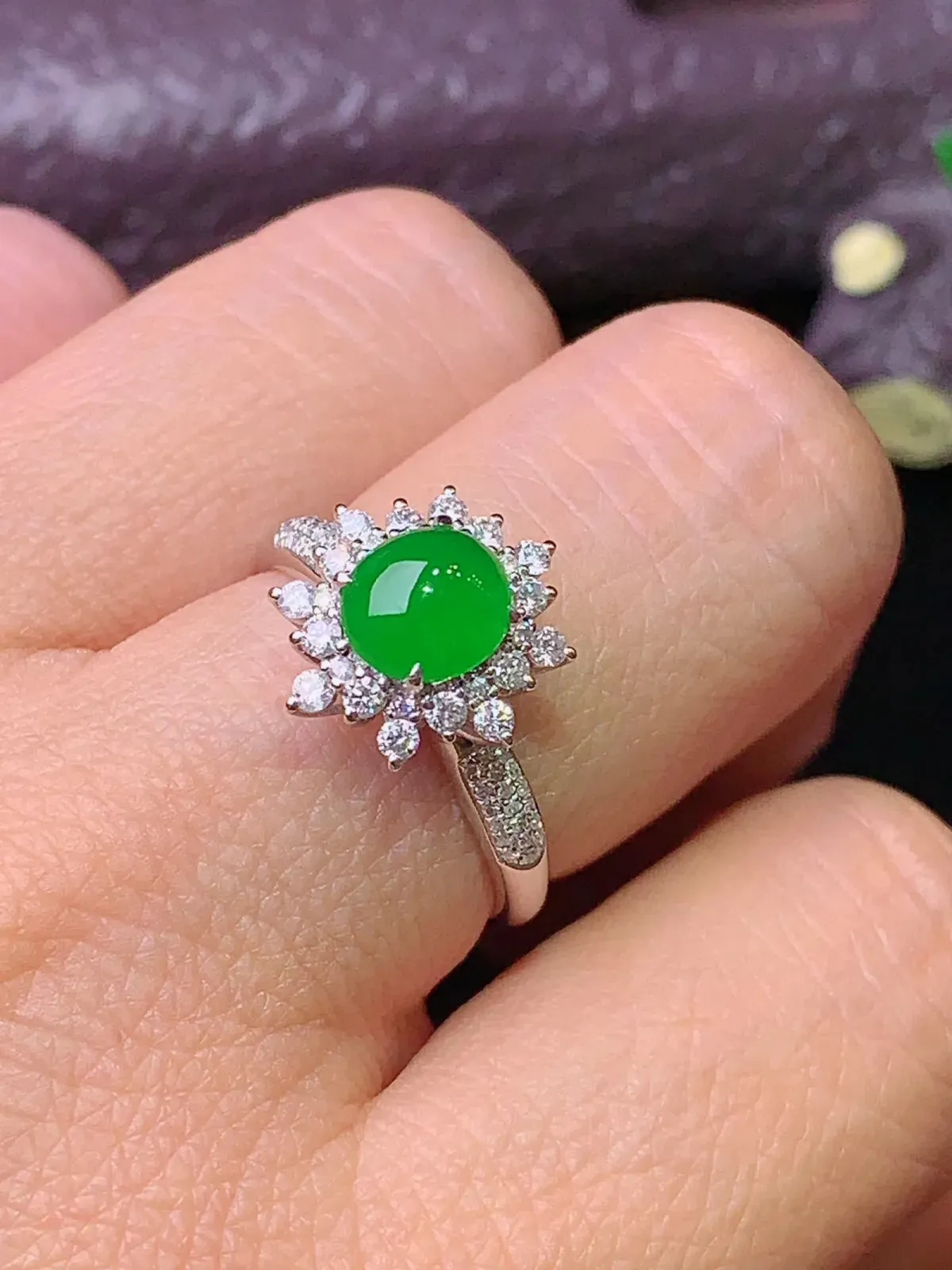 18k金钻镶嵌满绿蛋面戒指 玉质细腻 色泽艳丽 圈13.5 整体尺寸12.7*12*9