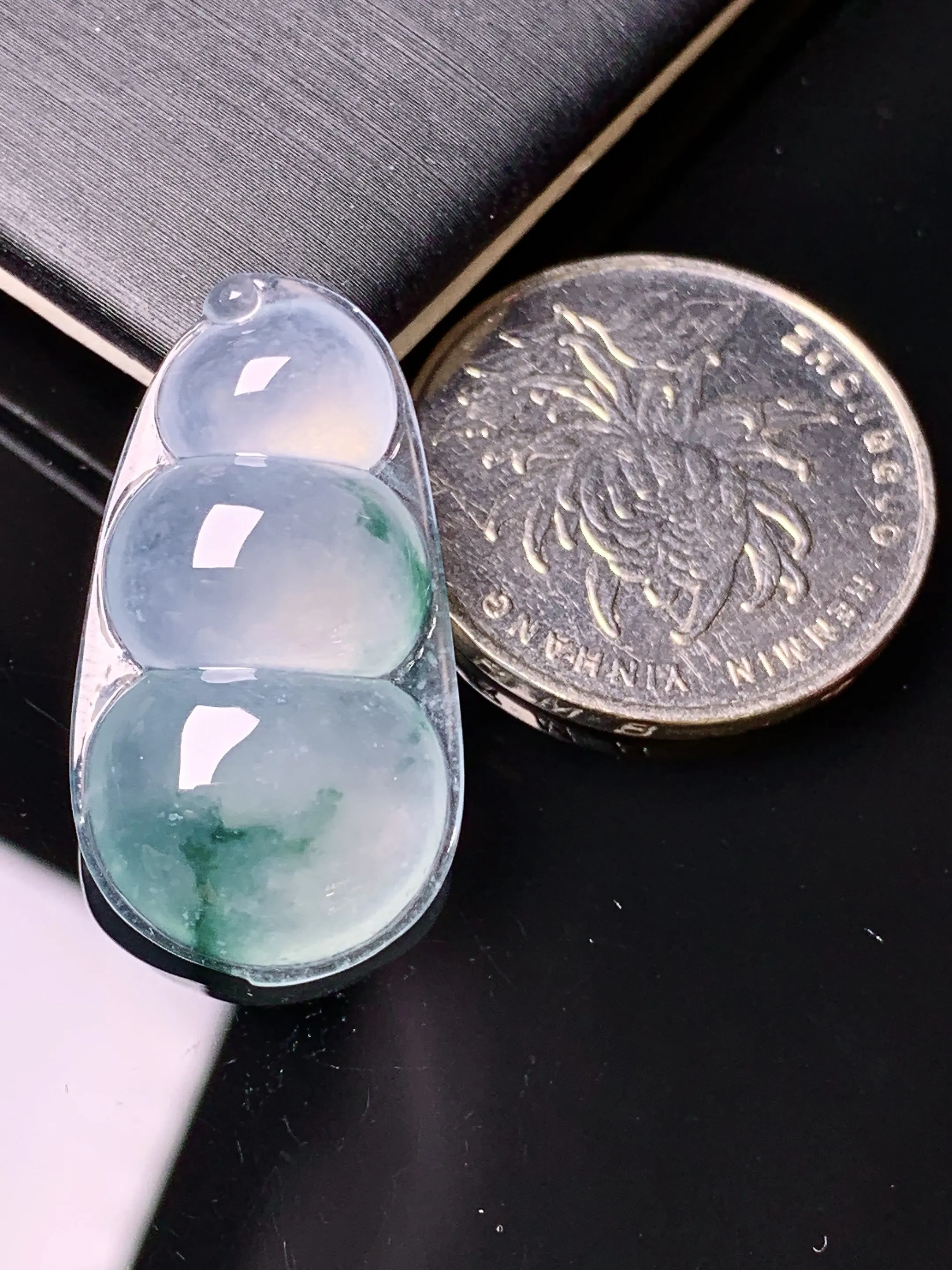 冰种飘绿四季豆吊坠 玉质细腻 水润亮眼 色泽艳丽 整体尺寸29.3*16*5.8