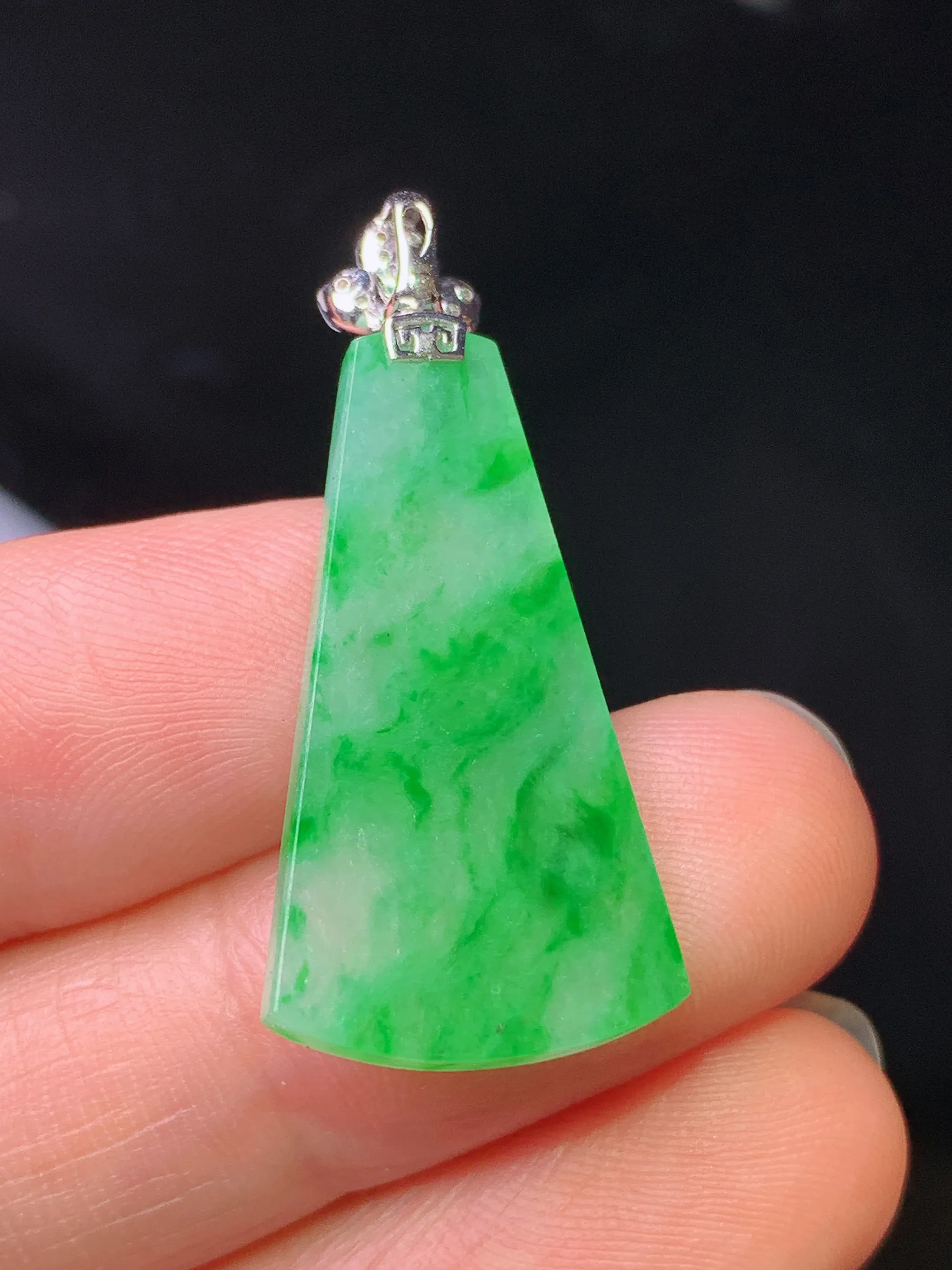 18k金钻镶嵌翠绿无事牌吊坠 玉质细腻 水润亮眼 色泽艳丽 整体尺寸33.8*15*2.2