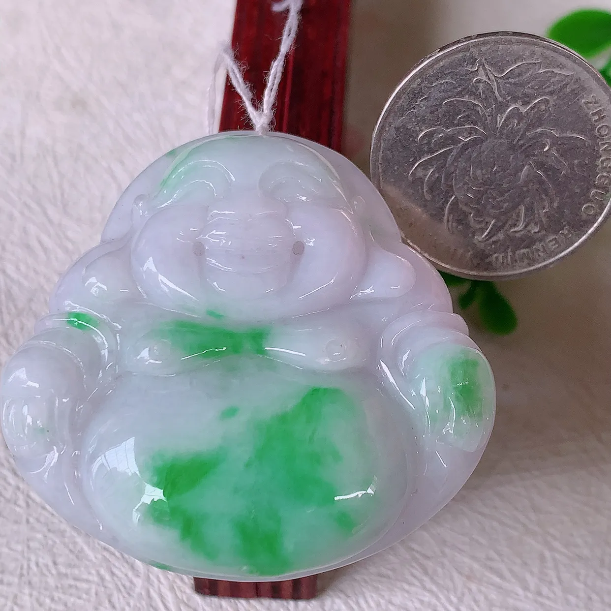 自然光实拍，大件厚装冰润飘绿翡翠佛公吊坠，开心笑佛，种老水足，颜色漂亮，立体饱满圆润，佩戴效果赞#46.9