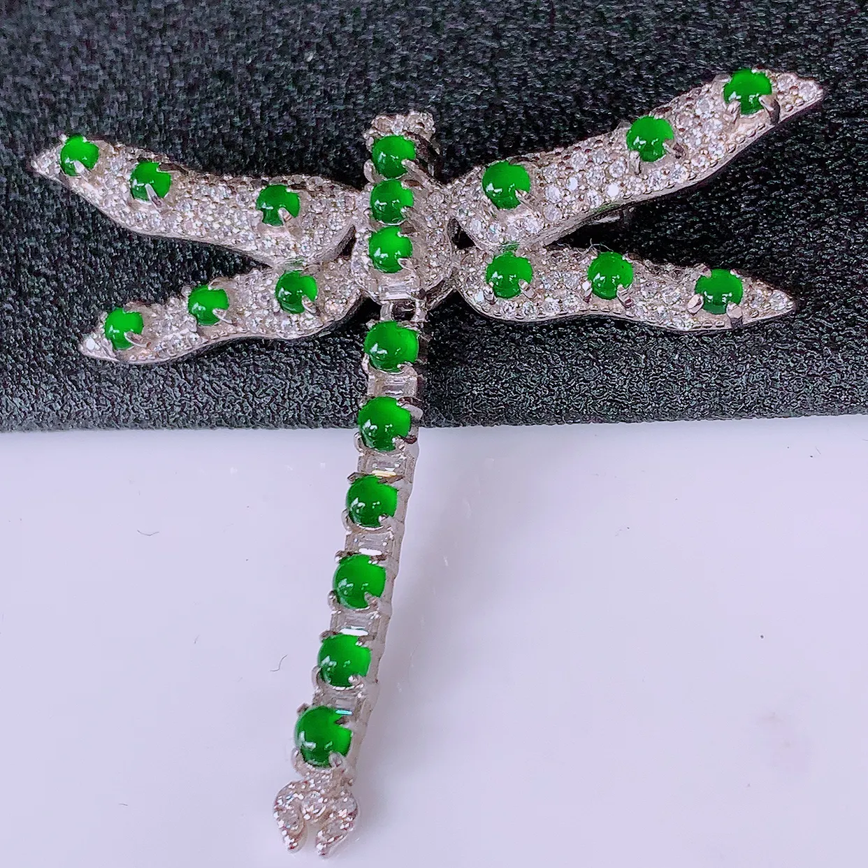 冰透满绿翡翠925银镶嵌蜻蜓胸针，自然光实拍，翠色灵动，颜色漂亮，种老水足，品相佳，佩戴佳品！#97