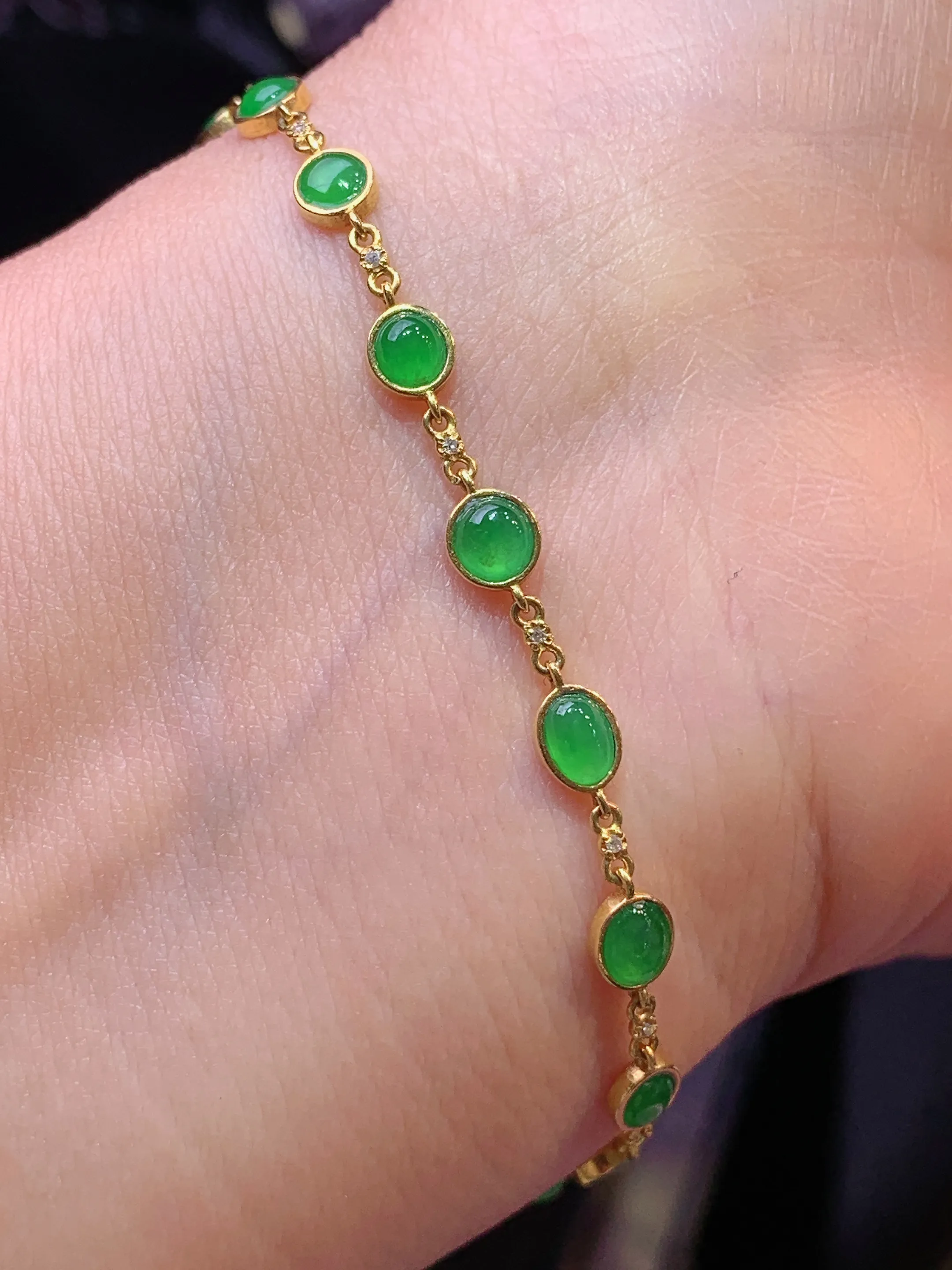18k金镶嵌满绿蛋面手链 玉质细腻 水润亮眼 色泽艳丽 裸石尺寸4.8*4.3*2
