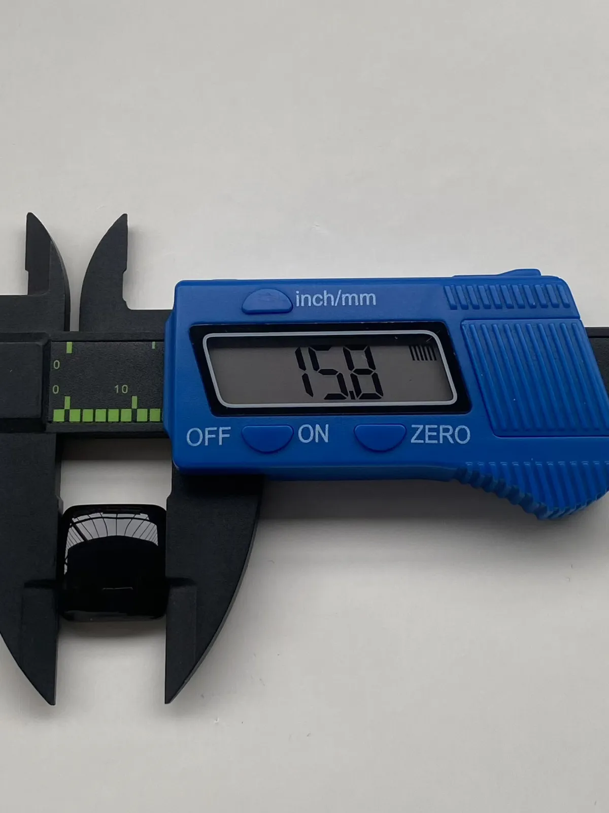 墨翠【马鞍戒面】细腻干净，黑度好、性价比高，雕工精湛，打灯透绿‘