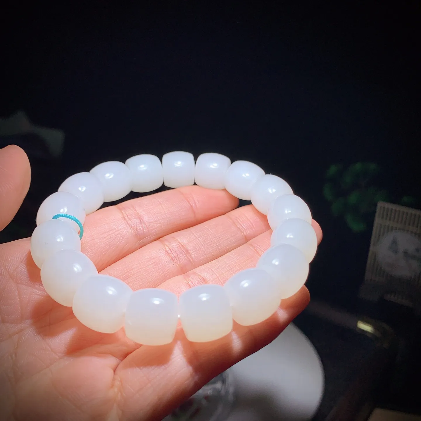 新疆和田玉羊脂白直切老型珠手串。单颗尺寸12/13！玉质细腻油润。手推出油。佩戴高端典雅。lt251209